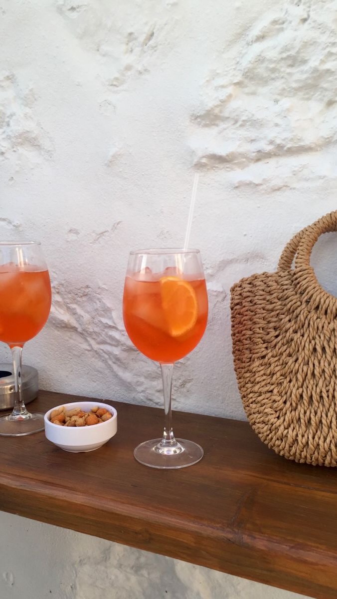 ❌Pourquoi tu dois éviter de boire de l’alcool après un drainage lymphatique ? 🍻🍸🥃🍾
Le drainage va stimuler l’élimination des toxines et des déchets accumulés dans les tissus et après une séance le système lymphatique et le foie travaillent pour filtrer et éliminer ces substances !
En buvant de l’alcool après un drainage tu :
➡️ surcharge ton foie d’une toxine supplémentaire ce qui ralentit le processus d’élimination
➡️favorise la déshydratation et la rétention d’eau !
➡️favorise une dilatation des vaisseaux et perturbe la circulation sanguine
➡️fatigue l’organisme qui cherche à se nettoyer des toxines
En clair, après un drainage, la bonne conduite à tenir c’est :
✅ de l’eau !!! ( minimum 2L par jour sur les 48h en post drainage)
✅ des repas simples et équilibrée
✅ du mouvement (marche, pilates…)
❌ peu de sel et peu de sucre raffiné
❌ limiter la charcuterie grasse et les graisses saturés
❌ pas d’alcool
Et en ➕ tu peux aussi terminer tes douches avec un peu d’eau froide pour stimuler ta circulation!
Et si tu as besoin de plus d’info, n’hésite pas 💌
Léa 🌸
Praticienne @renatafrancaa ⚡️
#drainagelymphatique#corps#body#bodycare#drainagerenatafrança#renatafrança#massagecorps#bodybuilding#insta#instapic#instafit#instafood