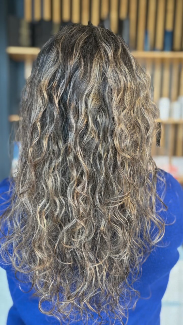 Estos retoques de babylights son lo maaaaaás!🙌🏽♥️
Si tienes dudas, escríbenos por interno y te ayudamos ☺️ Recuerda que nuestros diagnósticos son gratuitos!!
Nos encuentras en 📍Carlos Antúnez 2015, esquina Pedro de Valdivia Providencia.
.
.
.
#rubias #curly #curlyhair #babylight #blonde #redken @redkenpro @redkeneducacion_cl