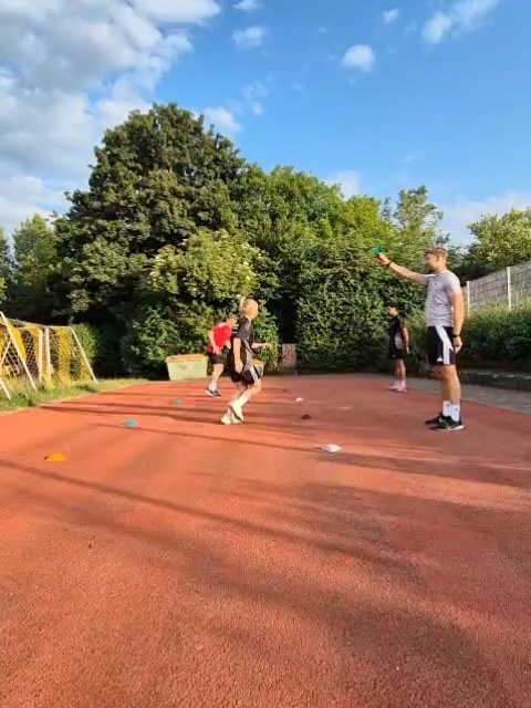 Stützpunkttraining | 16.06.25
⚽️💥 Entscheidungsfindung unter Druck | Handlungsschnelligkeit | Lauftechnik
Starke Einheit gestern mit @okphysio beim Stützpunkttraining der SRG Reutlingen!
Im Fokus: schnelles Denken, präzises Handeln und sauberes Laufen – alles unter realem Spieltempo und mit ordentlich Druck.
Unsere Schiris haben alles gegeben, um in intensiven Übungen ihre körperliche und mentale Fitness weiterzuentwickeln.
Vielen Dank an das Team von OKPhysio für die professionelle Begleitung und gezielte Trainingsimpulse! 🙌
🧠⚡️ Entscheidungen in Sekundenbruchteilen treffen
🏃♂️💨 Laufwege optimieren
🔥 Immer einen Schritt schneller sein – körperlich und im Kopf!
#SRGReutlingen #Schiedsrichter #Stützpunkttraining #OKPhysio #Entscheidungsfindung #Handlungsschnelligkeit #Lauftechnik #RefFitness #SchiriLife #TeamStrongerTogether