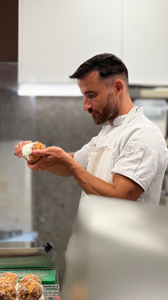 âš Du fruit chez Jonathan Le PĂątissier ! đđđ
Cette semaine, place à la fraßcheur et à la légÚreté avec trois créations de saison :
đ„ Dacquoise Abricot : une base moelleuse Ă la noisette, garnie dâun mĂ©lange d'abricots lĂ©gĂšrement acidulĂ© et dâune crĂšme lĂ©gĂšre Ă la vanille.
đ Pavlova Framboises : meringue crousti-fondante, chantilly mascarpone et framboises fraĂźches en cascade.
đž Macaron Violette Framboises : un subtil mariage floral et fruitĂ©, entre la douceur de la violette et le peps de la framboise.
đ Ă dĂ©couvrir dans notre boutique Ă Nice ou Ă commander sur jonathanlepatissier.fr
đ„ Swipe pour plonger dans les coulisses de la crĂ©ation âš
Vidéo by @k_rolight_food
#pùtisseriefrançaise #étéfruité #jonathanlepatissier #nice06 #dacquoise #pavlova #macaron #gùteauxdujour #faitmaison