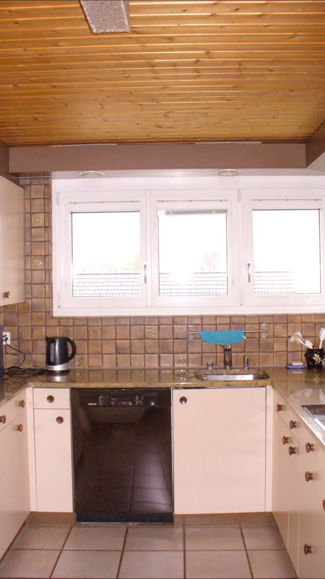 🍽️ Küche vorher – Küche nachher.
Ob dunkel und verwinkelt oder einfach in die Jahre gekommen: Wir zeigen, wie aus alt neu wird.
Mit klaren Linien, cleverer Planung und perfekten Materialien.
🎥 Schau dir an, was möglich ist – Küche für Küche.