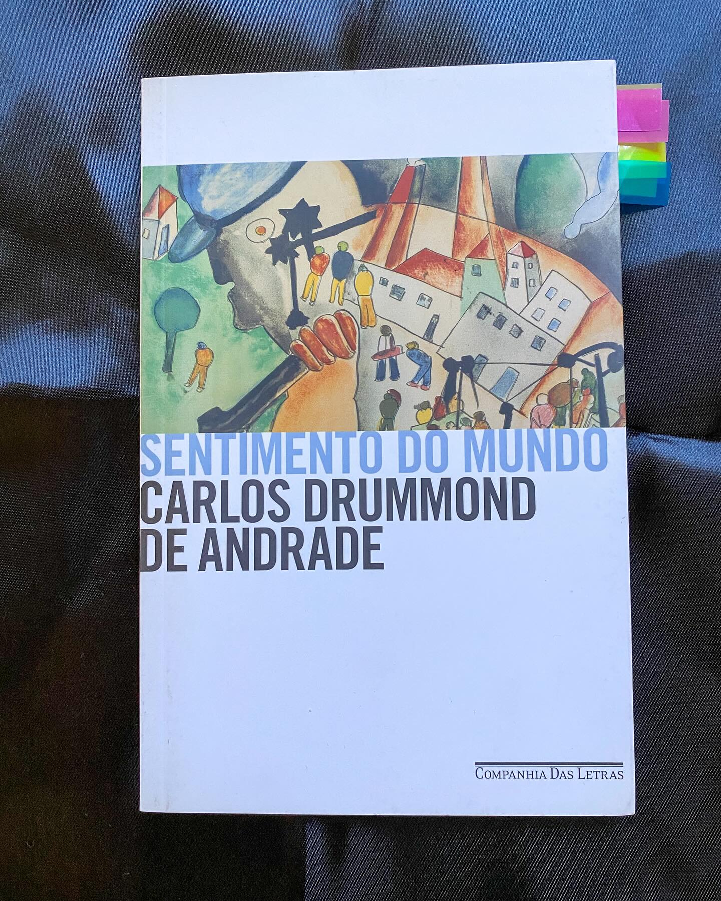 🌎Sentimento do Mundo
🌎 O Sentimento do Mundo é o tipo de livro que transcreve a história dentro de si. Com o primeiro poema já sendo o auto título entendemos toda opressão que Carlos Drummond de Andrade entrega e quer mostrar, não seria para menos a tudo que aconteceria ao mundo nos próximos anos.
🌎Em seu lançamento em 1940, a obra foi escrita durante o começo da Segunda Guerra Mundial, com o mundo descobrindo o Nazismo e o fascismo corroendo os países. No Brasil, estávamos vivendo o Estado Novo de Getúlio Vargas e toda a aflição do futuro não tão próspero que veríamos para frente.
🌎Os poemas nos mostram as suas aversões sobre o futuro e a crítica aos estadistas, mas trazem o aquieto dos seus amores com amigos e lares, no qual sente a segurança que ainda existe.
#poesia #sentimentodomundo #resenha #livros #books #bookstagrammer #companhiadasletras #carlosdrummonddeandrade #bookstagram #bookinfluencer #literatura #literaturabrasileira #poesiabrasileira #1940