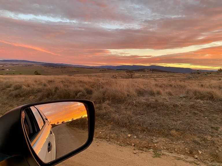 Loving the sunset drives to the farm at the moment. Pure magic found down a dirt road in the middle of the Snowy Mountains.
#lappifarm #farmstay #farmexperience #snowymountainsnsw #destinationjindabyne #petfriendly #cabin #canberraweekender #sydneyweekender