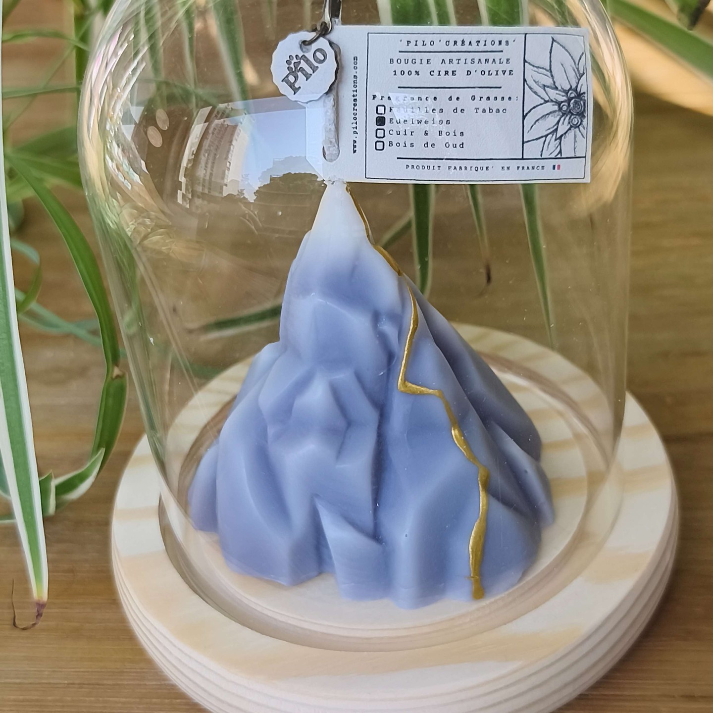 🌄 Une montagne sculptée dans la cire, posée sous verre.
💫 Une cicatrice d’or qui traverse la matière.
Cette bougie, c’est l’alliance entre force brute et poésie intérieure.
Un totem de résilience à allumer ou contempler.
🧔♂️ Collection Totem pour hommes, à découvrir sur www.pilocreations.com
#TotemÉmotion 🧘 #DécoRituelle 🌌 #ObjetsÀMessage 🕯️ #PiloCréations ✨
#CréateurFrançais 🇫🇷 #KintsugiDesign 💛 #IdéeCadeauOriginal 🎁 #ConceptStoreSelection 🛋️