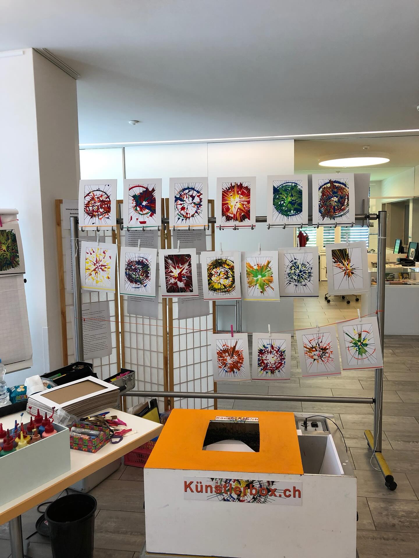 Unsere Künstlerbox ist ein Highlight auf jedem Event!
Ob Groß oder Klein – jeder kann ein Künstler sein! 🌀🎨
#EventSchweiz#SchweizerEvents#KreativEvent#KunstZumMitmachen#Künstlerbox#KreativErleben#SchweizEvent#EventHighlight#MitmachKunst