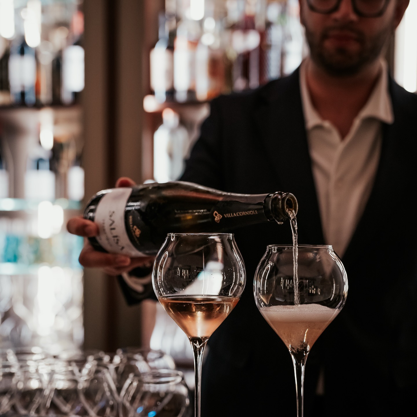 "Arriva il momento in cui le luci si abbassano, i vini iniziano a scorrere nei calici, la sala diventa come un teatro o meglio, un palcoscenico, dove tutto prende forma grazie al lavoro di chi si muove sempre con descrizione tra i tavoli ed in cucina… i piatti escono e le persone… stanno bene. E allora capisci che ne è valsa la pena." @the.foodteller
Grazie per averci resi partecipi di questa splendida serata, in compagnia dei nostri #Trentodoc e #ViniDiMontagna.
@convivio.it
@the.foodteller
@palazzetto_myvenice
@oltre.experience
@villacorniole_winery
@salisa_trentodoc