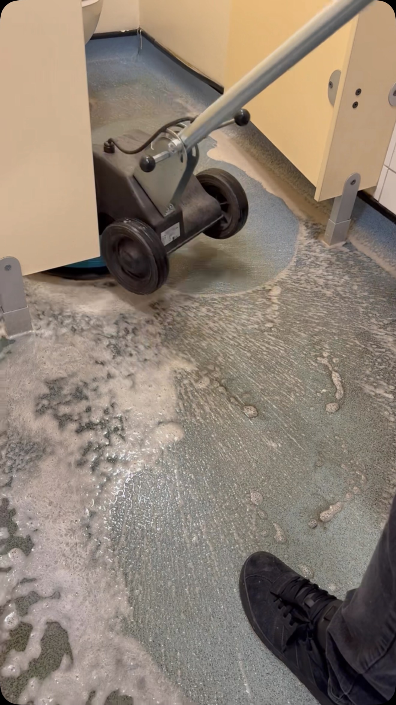 First clean of this floor! 🤩
#hardfloorcleaning #commercialcleaning