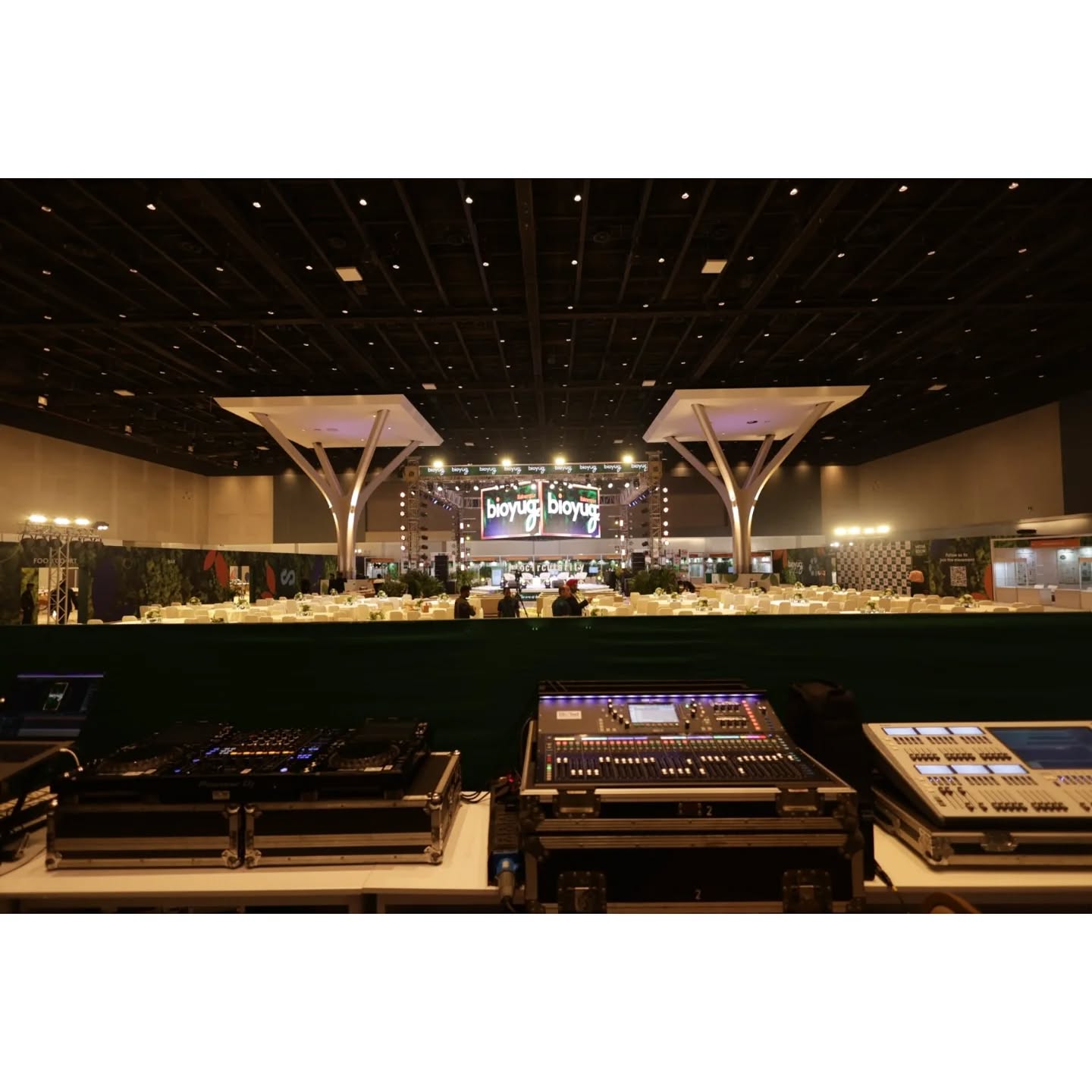 Turning the iconic Jio Convention Hall into a sustainable celebration zone 🌿✨ — a plastic-free Big Day setup, crafted with care. From eco-friendly decor to mindful materials, every detail reflected our commitment to the planet. 🌎
Bioyug event — thoughtfully planned & executed by The Solutionists. ♻️✨
#PlasticFreeEvent #SustainableCelebration #TheSolutionists #BioyugEvent #GreenEvents #eventplannedbysolutionists