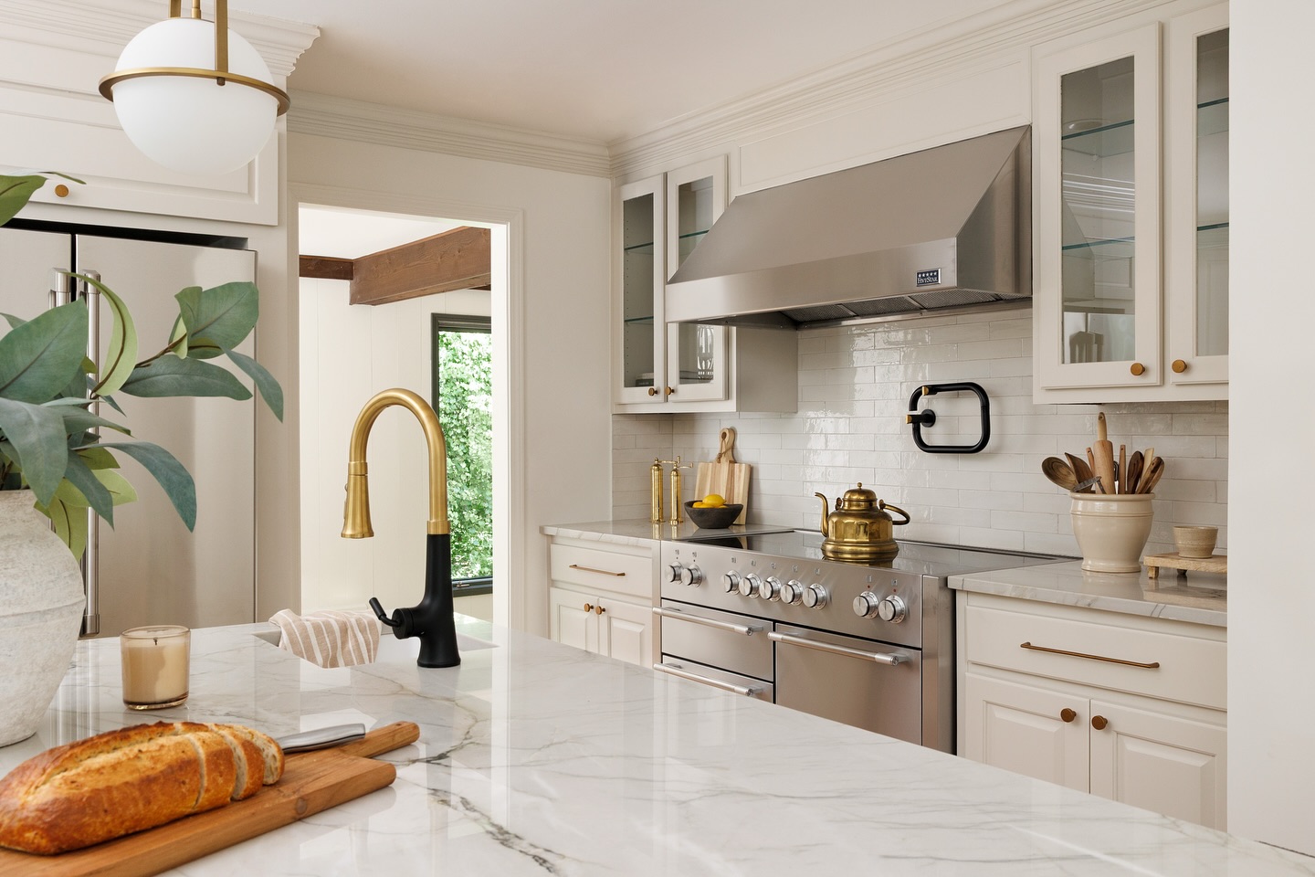 Happy, happy Friday! Stoked to share 🤩 What. A. Difference. simple changes can make to a space ✨ Swipe to see the same view in this kitchen before
Work by: @theprimelifegroup
📸 by: @catmaxphoto
#kitchenrefresh #kitcheninspiration #kitchenrenovation #kitchendesign #designinspiration #designideas #designlovers #kitchenupgrade #kitchenupdate #interiordesigners #interiordesigns #beforeandafter #beforeandafterdesign #interiortransformation #designtransformation #kitchenremodel #kitchenstyling #interiorstyling #atlantainteriordesign #atlantadesigner #interiorphotography #interiorphotographer