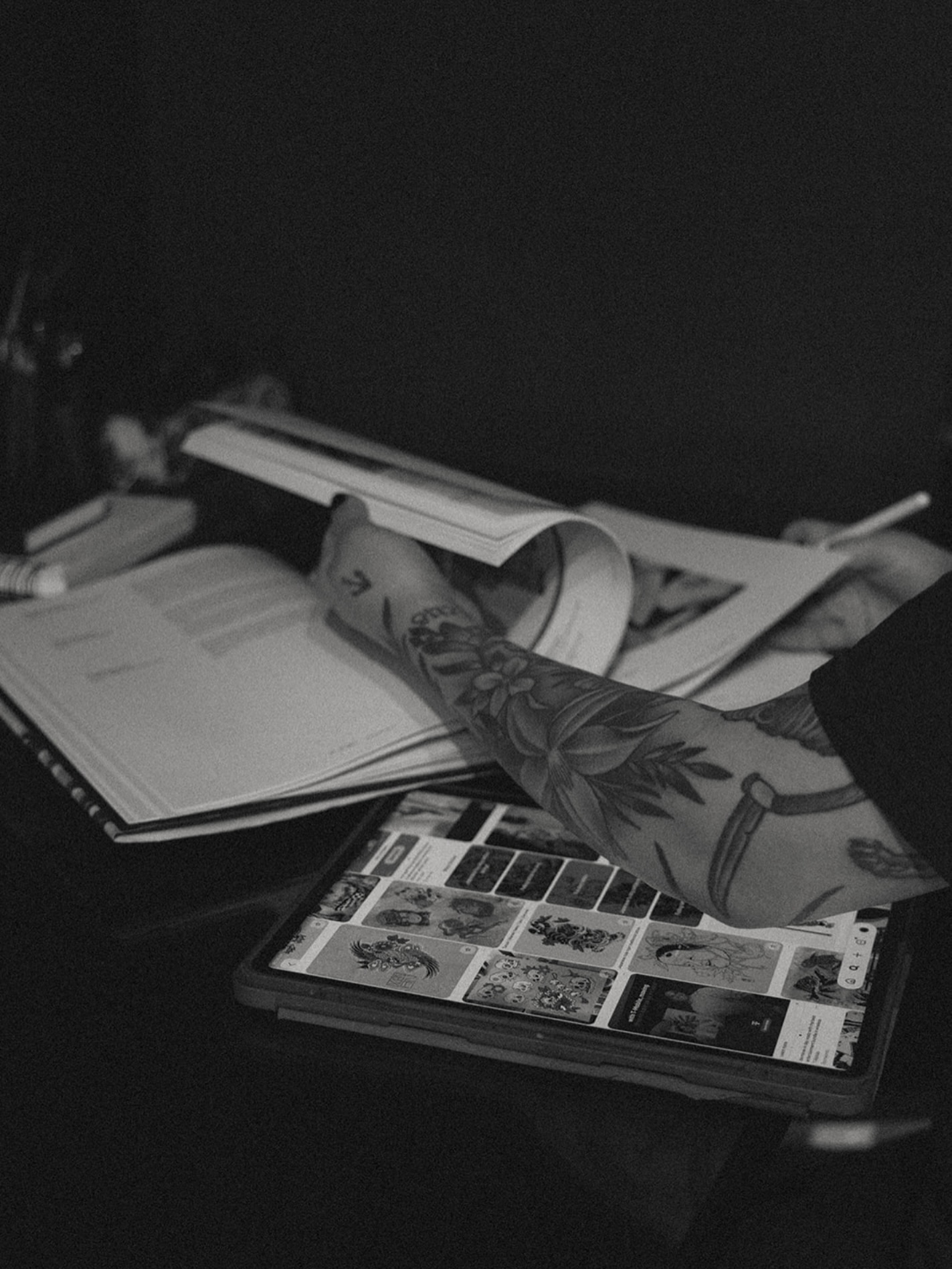 Looking for an artist who puts creativity, research and passion into their work?
At darkest days we are passionate about creating art that has personality and uniqueness with longevity and lifestyle in mind.
We look forward to hearing your ideas DM us to book your next design ✍🏻
photo by @brittanyburningham