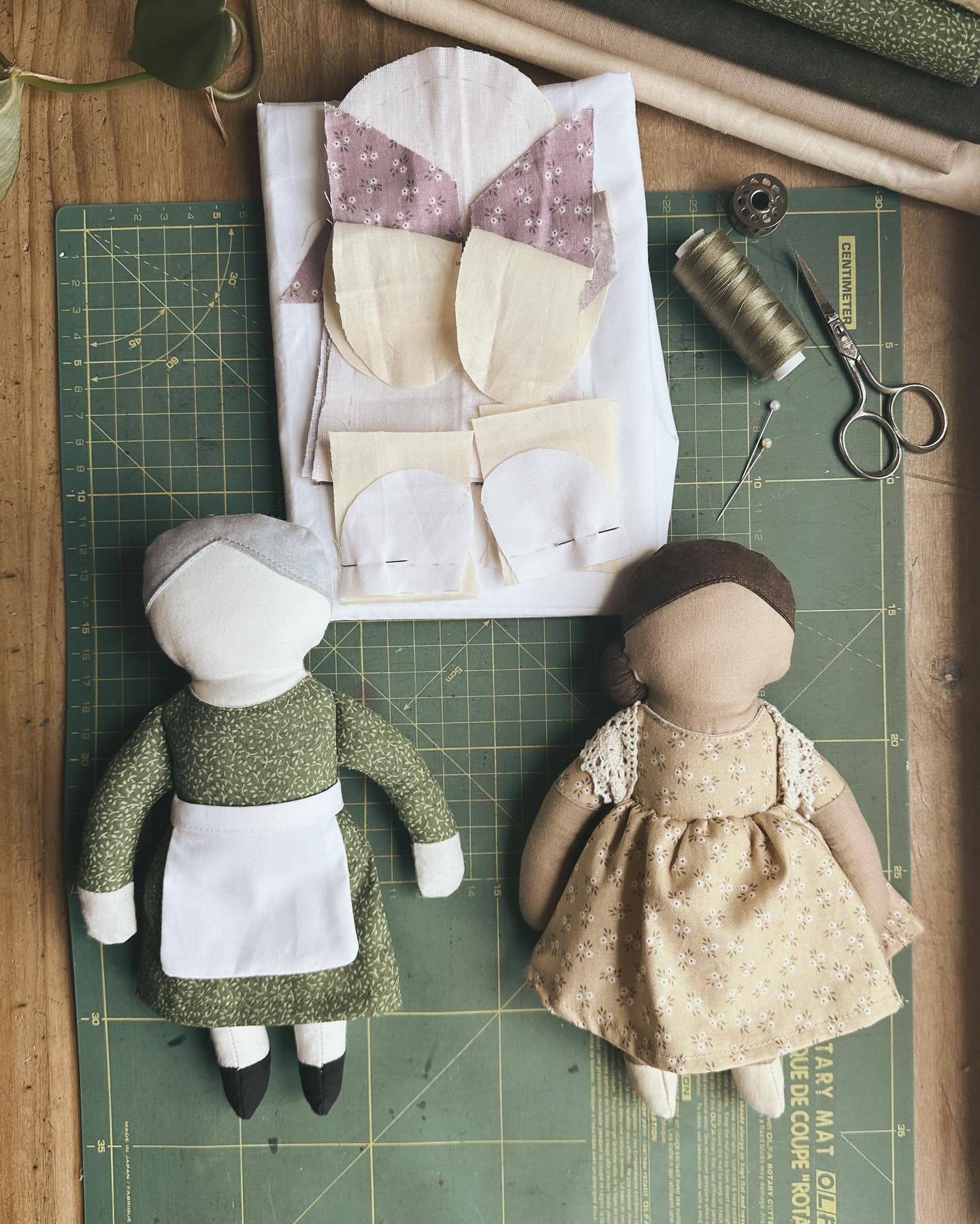 Hoy, mientras cortaba a la niña de esta familia de tela para una exposición, pensaba en que estas tres figuras no solo representan a tres mujeres distintas…
sino también tres etapas de una misma mujer.
La abuela, con sus memorias bordadas en la piel.
La madre, sosteniéndose en medio de todo.
Y la niña, aún en piezas, soñando con lo que será.
🧶
Tal vez nosotras también habitamos esas tres a la vez.
La experiencia, el presente que da y recibe,
y la niña que aún espera ser mirada con ternura.
Hoy, en mi mesa de trabajo, no solo coso tela…
Me armo, me recuerdo y me abrazo.
#MiércolesDeStorytelling
#TresEtapasUnaMujer
#HilandoHistorias
#MuñecasConAlma
#TweetTweetArtesanal
#SomosMemoriaViva
#ArteTextilConSentido
#DeTalPaloTalAstilla
#AbuelaMadreNiña
#NosHabitamosTodas