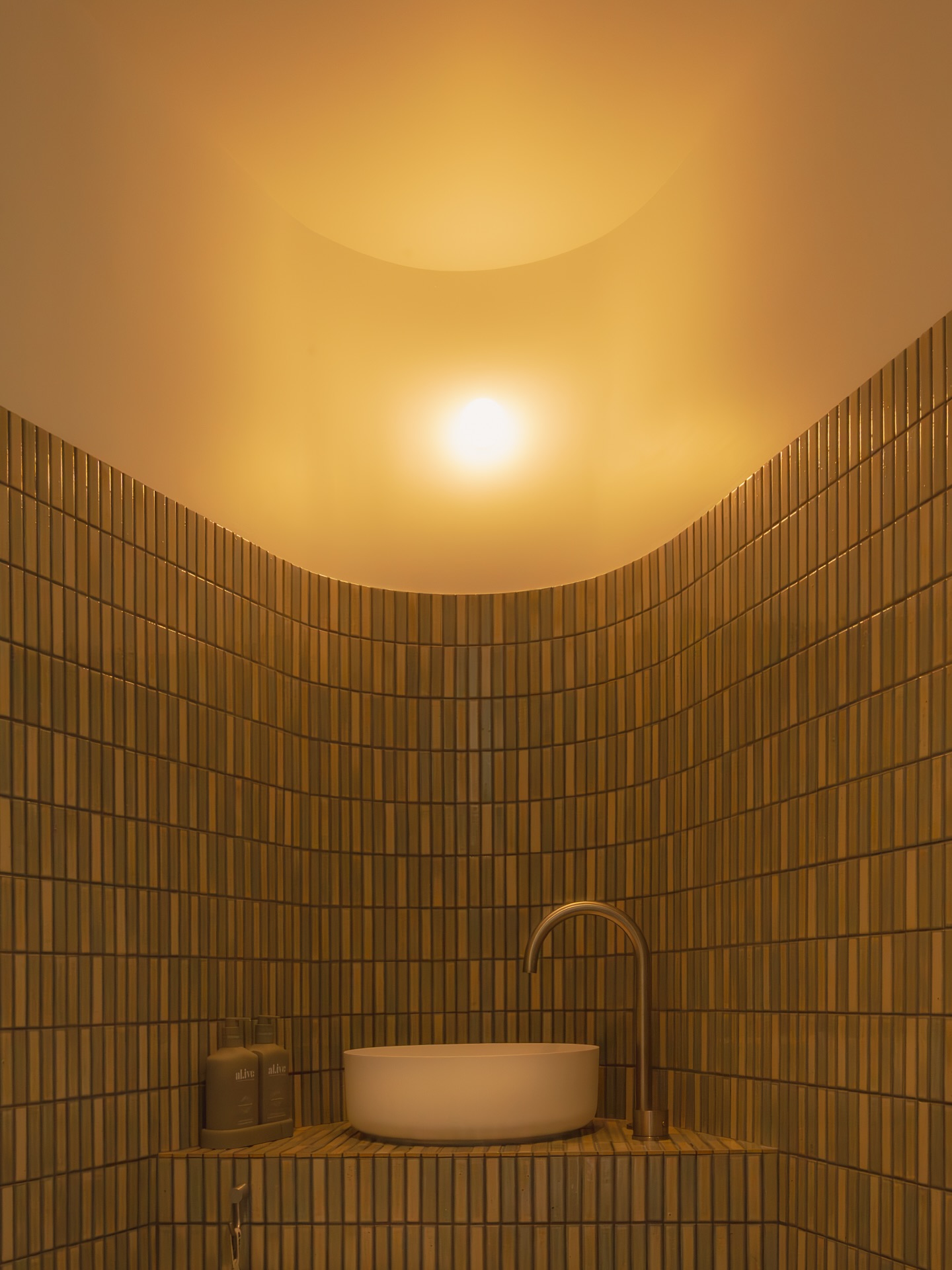 The colours in this powder room at our Blackwood project are summer sexy (is that a thing? It should be a thing)
Designed by the lovely @bonesstudio
📸 @joeweaven
#hausofgray
#interiordesign #interiorstyling #homedecor #bathroomdesign #brisbaneinteriordesign