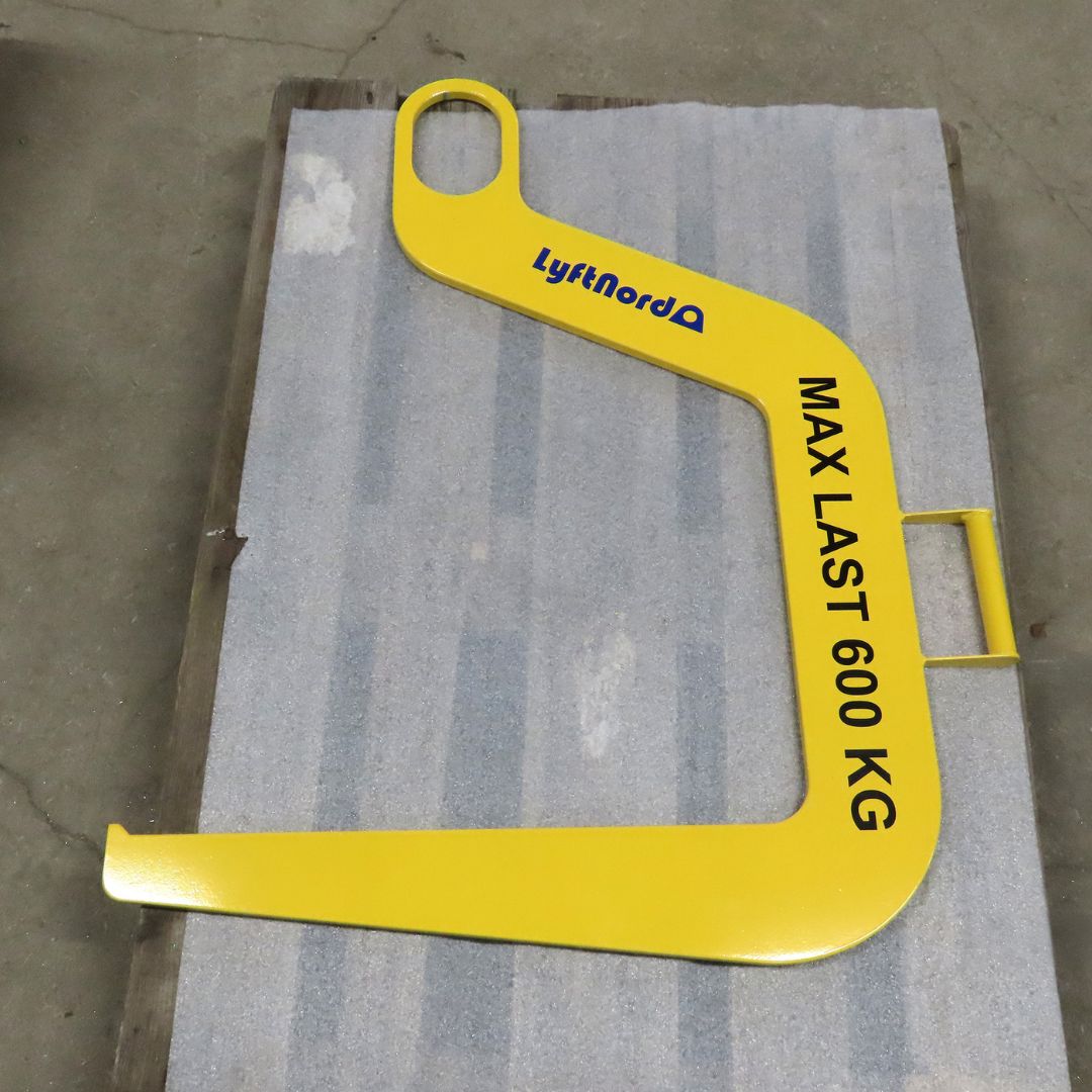 C-krok för säker coilhantering: Effektiv och ergonomisk
Produktbeskrivning:
En specialanpassad C-krok designad för att underlätta hantering och förflyttning av coils mellan kran och last.
Kundens behov:
Kunden behövde en säker och ergonomisk lösning för hantering av coils i sin verksamhet. Det var viktigt att eliminera riskerna som uppstår vid improviserande lyftmetoder och samtidigt effektivisera arbetsprocessen genom en säker lyftlösning.
Processen:
När kunden kontaktade oss för en återbeställning av en tidigare inköpt C-krok, men med justerad längd, påbörjade vi arbetet med att rita upp en anpassad version. Den nya C-kroken genomgick sedan en grundlig process med beräkningar, tillverkning och provbelastning för att säkerställa högsta kvalitet och säkerhet.
Resultatet:
En ny, funktionell C-krok som möter kundens krav på längd och användningsområde. Produkten erbjuder en säker och effektiv lösning för coilhantering som både förbättrar arbetsmiljön och optimerar hanteringsprocessen.
#Lyftlösningar #Industriell #Säkerhet #Lyftnord