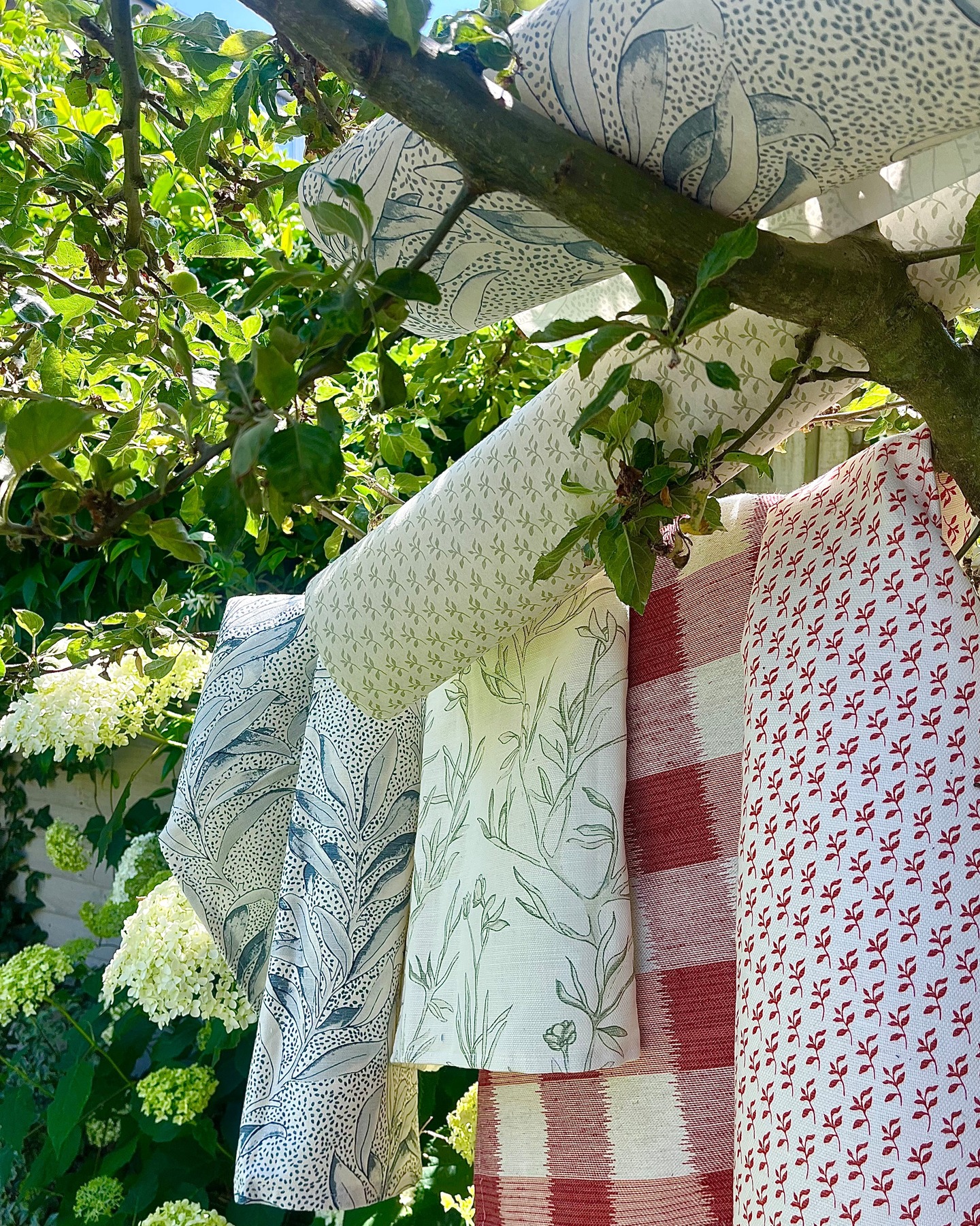 Everything really does look better when the sun comes out! Whether itās a curtain catching the breeze or a well-worn chair in a sunny corner, this is the time of year when simple materials speak for themselves.
#sunnyinterior #summerinteriors #summervibes #floralfabric #summerblooms #interiorinspo #sunshine #londoninthesun #londoninteriordesigner #clovellycloth