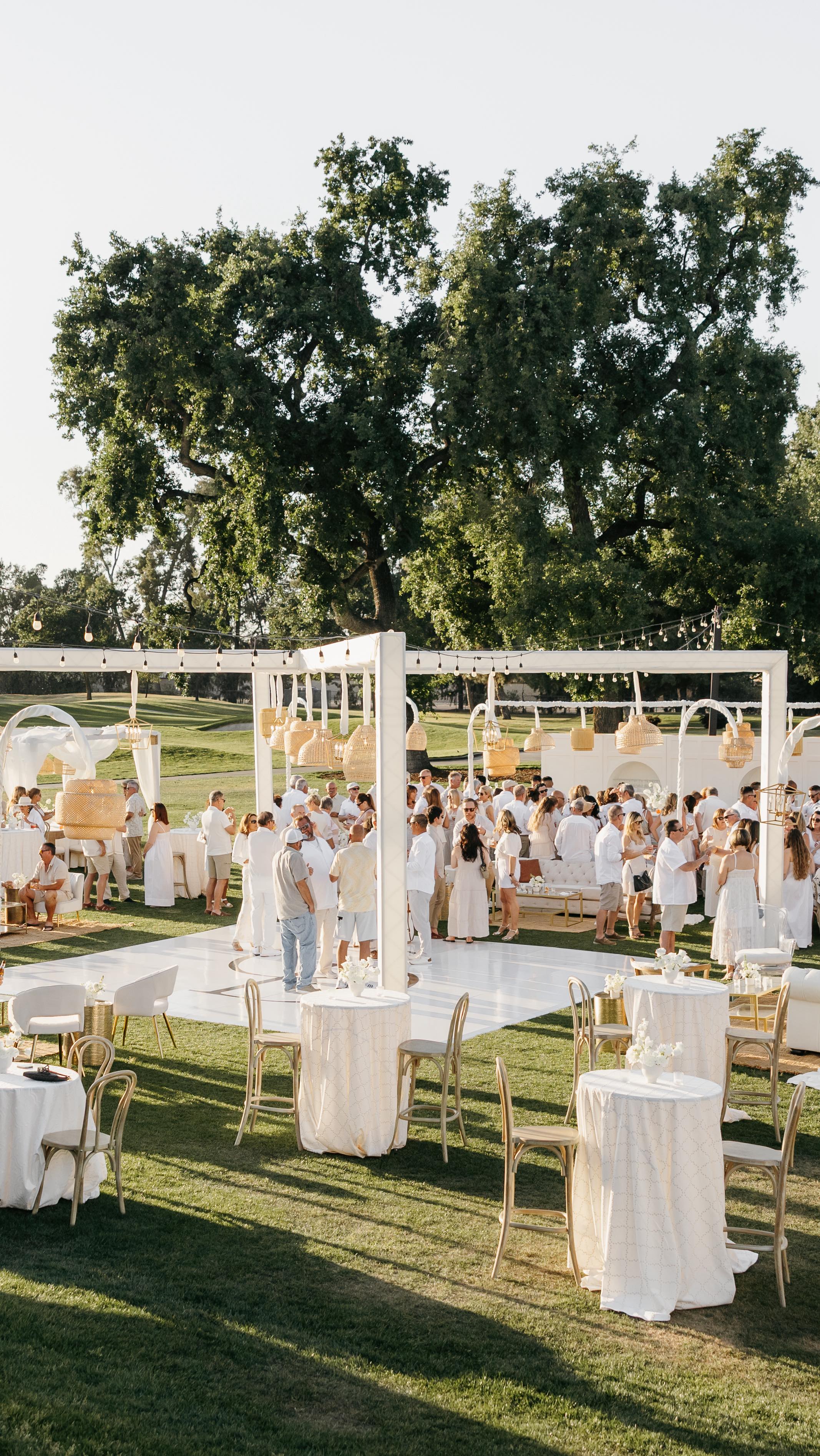 If we’re talking about our favorite angle, we obvi dont have one. Let’s make every summer event look this fab #stockroompicks
PICKS: Truss in an X • assorted boho chandeliers & brass lanterns • Trappers in white • Denning shelves • Connick bars & pillars • Netta bar • Bootsie sofa • Gilver sofa • Kett chairs • Searcher 360 lounges • Elsie chair • Paxton sofa • Henny chairs • Bristol chair • Urner Chairs • Bosch chairs • Sweeney chair • mannie end tables • Elton coffee tables • Willa coffee table • Ada coffee table • Jute rugs