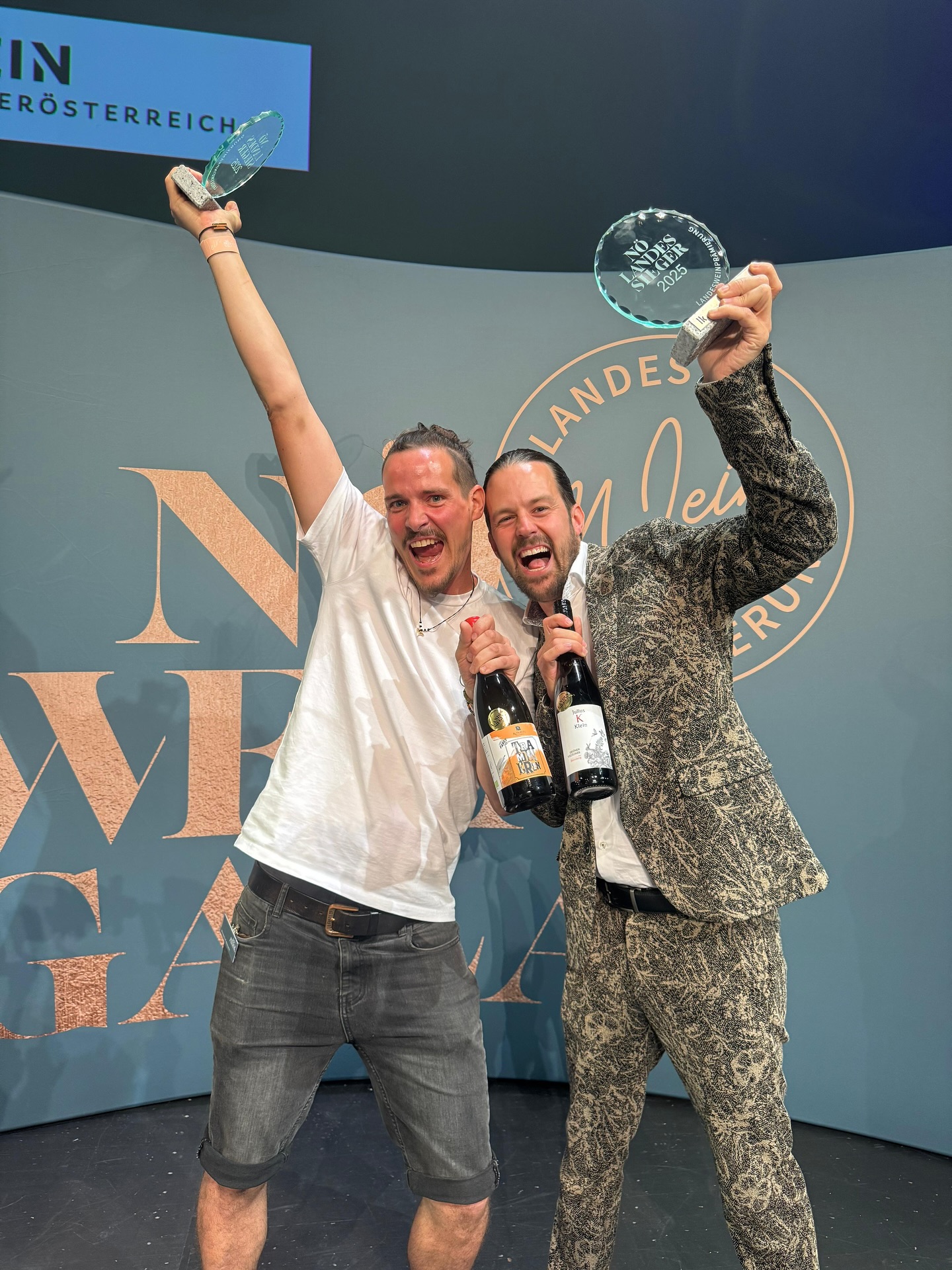 SO SEHEN SIEGER AUS! 🥳🤩🥂 bei der niederösterreichischen Landesweinprämierung standen heute gleich zwei unserer JWW Schatzis auf der Tribüne, um ihren Landessieger abzuholen! 🍾 @julius_klein_wein gewann den ersten Preis in der Kategorie Grüner Veltliner Riedenwein und Matthias vom @winzerhof_altmann holte den ersten Preis in der Kategorie Natur Weine! Mega geile Gschicht Jungs, wir sind stolz auf euch! ❤️ @weinniederoesterreich @austrianwine