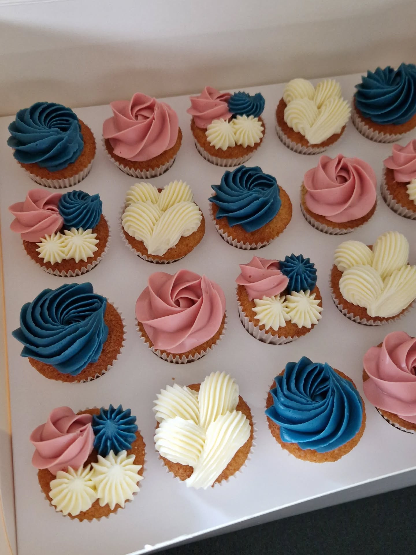Wat zonde van je tijd!
Zelf het verjaardagsgebak maken....
Zeg nou zelf; jij hebt wel wat beters te doen dan een paar uur in de keuken staan om "even" een taart of cupcakes te bakken voor je feest....
Boodschappen halen, uitnodigingen versturen, versieringen uitkiezen, traktaties maken. En niet te vergeten: Het wensenlijstje en een cadeau voor de jarige. En dan óók nog zelf de taart maken? Waar haal je de tijd weg?! Ik geef het je te doen...
Maar als jij jezelf nou een beetje meer tijd gunt om alles goed te kunnen regelen... Dan bestel je bij mij de taart of cupcakes (of allebei!). Regel jij het feest, dan regel ik het gebak. Klinkt als een goede deal, toch? 😉👍
#suikertijd #cupcakes #taartoldenzaal #feestgebak #Verjaardagstaart #feest #hiephiephoera #Oldenzaal #Losser #enschede