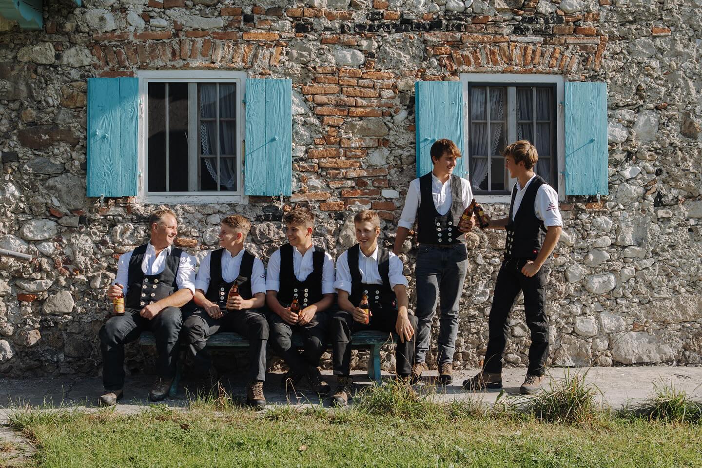 KURZE PAUSE🌞
Heute gönnen wir uns bei der Zimmerei Niederthanner einen Brückentag.
Nach dem großartigen Einsatz der letzten Tage die perfekte Gelegenheit für uns, eine kurze Auszeit zu nehmen, um wieder voller Energie ans Werk zu gehen.🏡⚒️
Wir freuen uns auf euch und eure Aufträge! 💌💬
#kleineauszeit #brückentag #abschalten #langeswochenende #zimmererarbeiten #arbeitenmitholz #hausbau2025 #traumhaus #holzbauweise #nussdorfaminn #rosenheim #inntal #zimmerer_auf_insta #zimmerertreffpunkt #zimmereiniederthanner