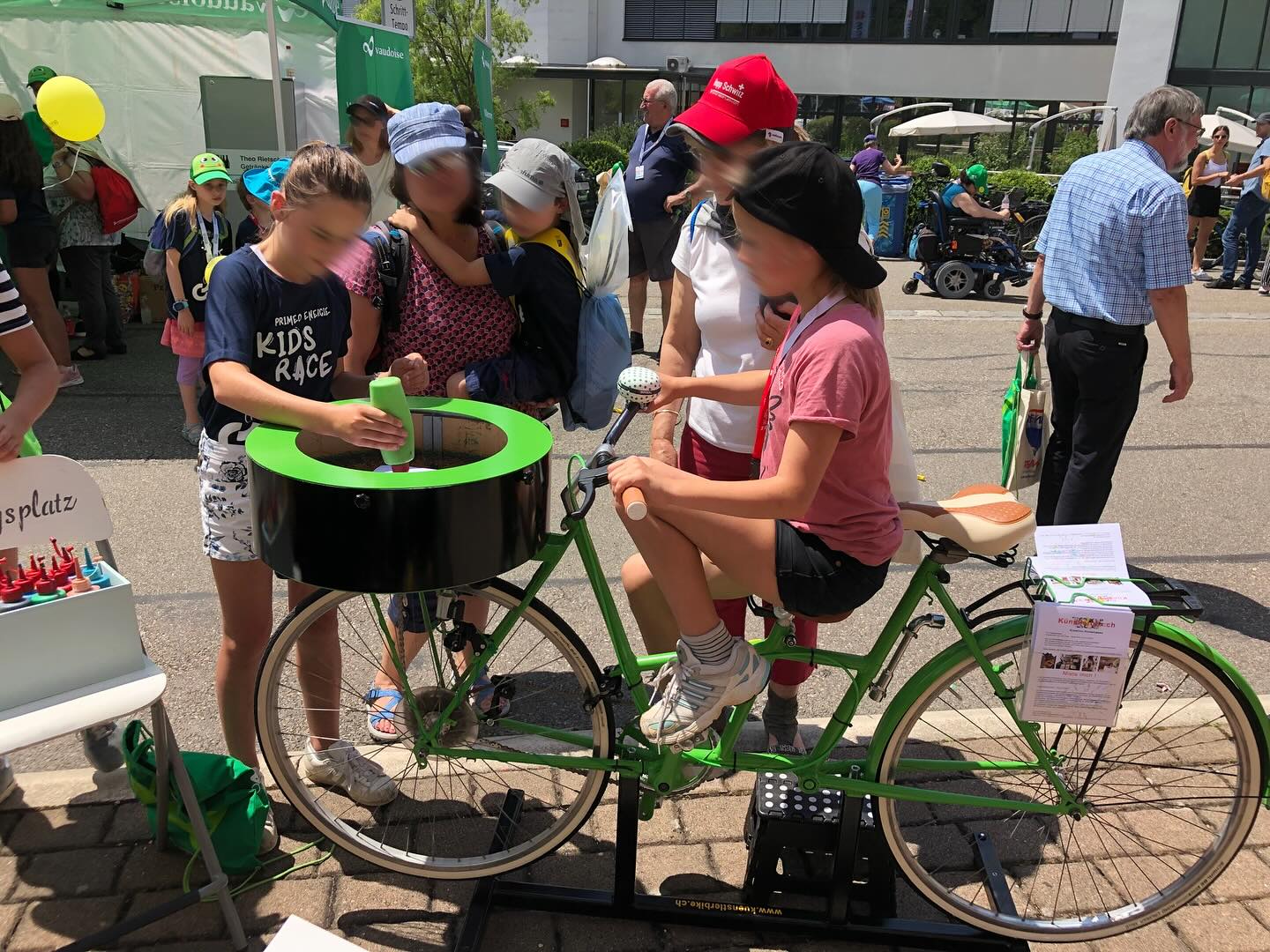 #Künstlerbike #KreativEvent #SchweizEvent #EventHighlight #MitmachKunst #KunstZumAnfassen #KreativitätInBewegung #Farbenfreude #EventSchweiz #KunstErleben #TragbareKunst #KreativSpass #FamilieneventSchweiz #ErlebnisFürAlle #InteraktiveKunst 🌀🎨