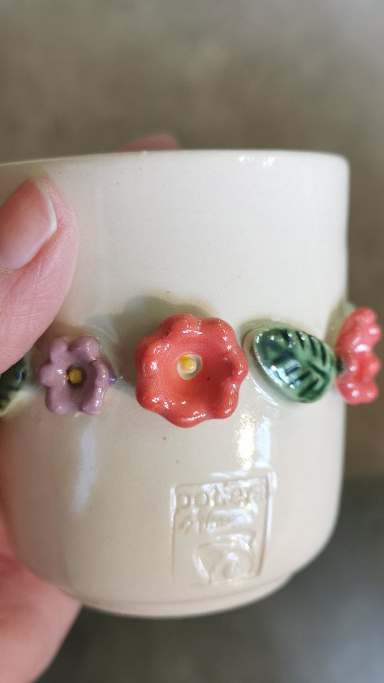 Voici le résultat en couleurs !!!
Chaque petite fleur et feuille sont mises en couleur ou plutôt "engobées " au pinceau.
🌸🌺🌿
Dernière étape avant cuisson, on pulverise tout le mug avec un émaille puis 24h de cuisson à 1020 ° pour obtenir ce résultat !!!
La vente officielle aura lieu samedi 21 juin 2025 à Soufflenheim !
La boutique sera ouverte pour l'occasion de 14h à 17h30.
Ce mug sera également disponible à partir du 21 juin 2025 sur mon site en ligne pour tous ceux qui ne sont pas à proximité avec les informations du prix, taille etc...
Jusqu'à épuisement du stock, pour rappel il y a 50 pièces !
N'hésitez pas à me dire ce que vous en pensez 😉
#soufflenheim #tradition #artpopulaire #potiersdalsace #poterieartisanale #alsacetourisme