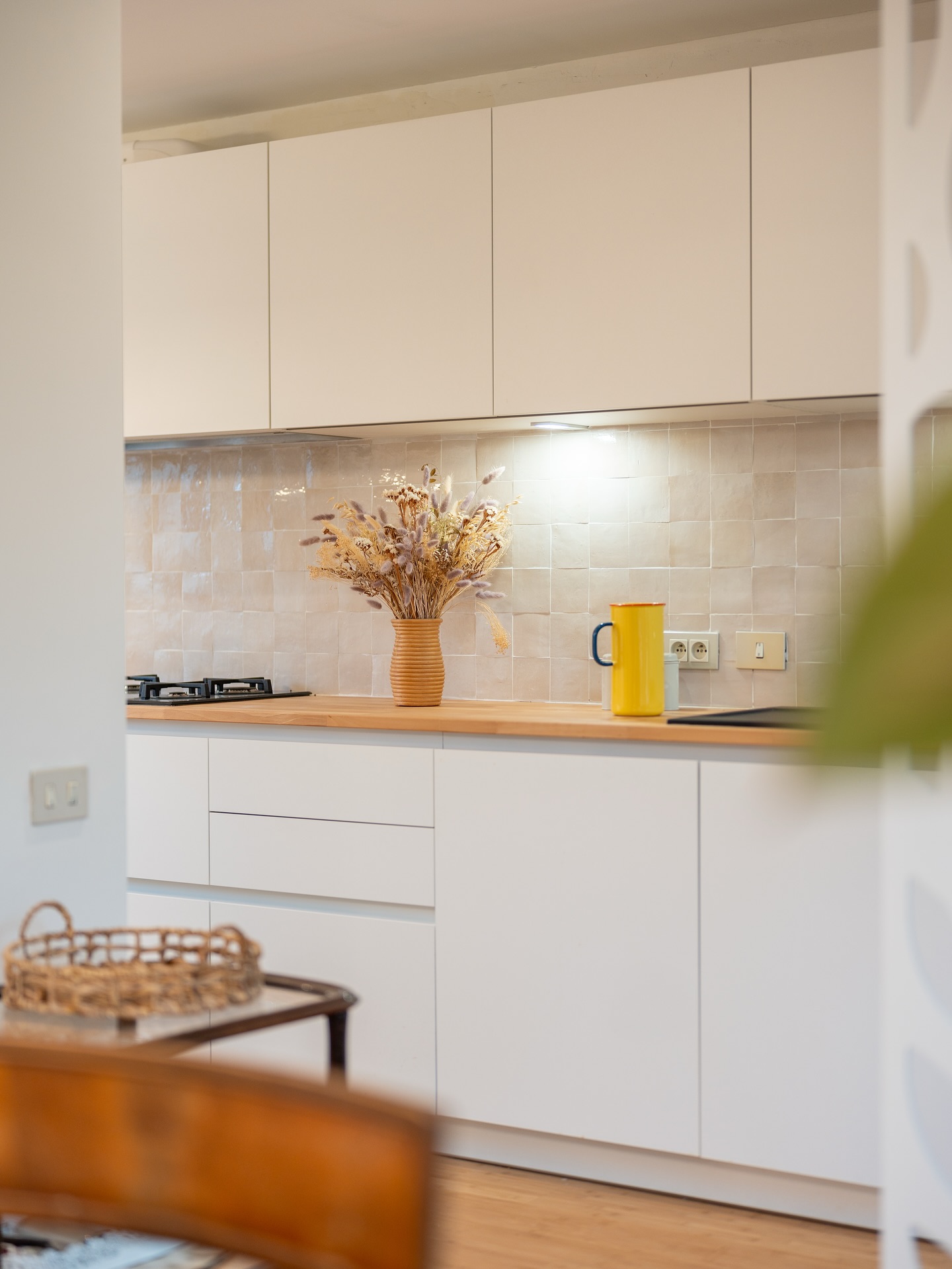 🍽️ La cuisine, cœur de la maison ❤️
C’est bien plus qu’un lieu où l’on prépare les repas.
C’est un espace de partage, de rires, de discussions, parfois de devoirs ou d’apéros improvisés.
C’est pourquoi une cuisine doit être pensée pour vous :
* adaptée à vos habitudes,
* optimisée pour votre espace,
* fluide à vivre au quotidien,
* et bien sûr… belle à regarder !
💡 Matériaux, rangements, implantation, éclairage, plan de travail… chaque détail compte. 👌🏽
Et quand tout est bien pensé, c’est toute la maison qui respire mieux. 💫
👉 Vous rêvez d’une cuisine pratique ET esthétique ?
Je vous aide à concevoir la vôtre, sur mesure, selon vos envies et votre mode de vie.
📸 Certaines photos sont prises par @robertysebastien
—-
#architecteinterieur #archiinterieur #cuisine #cuisinesurmesure #renovation #surmesure #maison