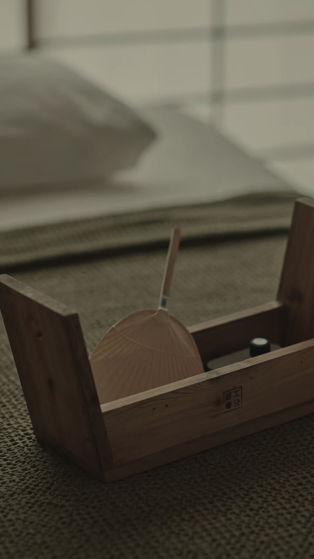 À quoi ressemble un véritable intérieur japonais de luxe ?
Le luxe japonais n’est pas ostentatoire mais repose sur une profondeur des significations.
Les intérieurs sont construits autour de l’équilibre entre lumière, matériaux naturels et espace.
Éléments clés du design de luxe japonais :
• Cloisons en bois Shoji, qui diffusent délicatement la lumière.
• Sols en bois précieux (cèdre japonais, cyprès, palissandre).
• Minimalisme avec un maximum d’espace libre et un minimum de mobilier.
Fait intéressant : Au Japon, les meubles de Hida Sangyo sont particulièrement prisés.
Ils sont fabriqués à partir de cyprès japonais Hinoki âgé de 300 ans, dont l’odeur favorise la relaxation.
.
#GARON #GARONAD #DesignJaponais #LuxeDiscret #WabiSabi #JapandiStyle #IntérieursDeLuxe #Maruni #Ritzwell #IshinomakiLab #QuietLuxury
Image : @maruni_global @ritzwell_official @ishinomakilab @hidasangyo.official