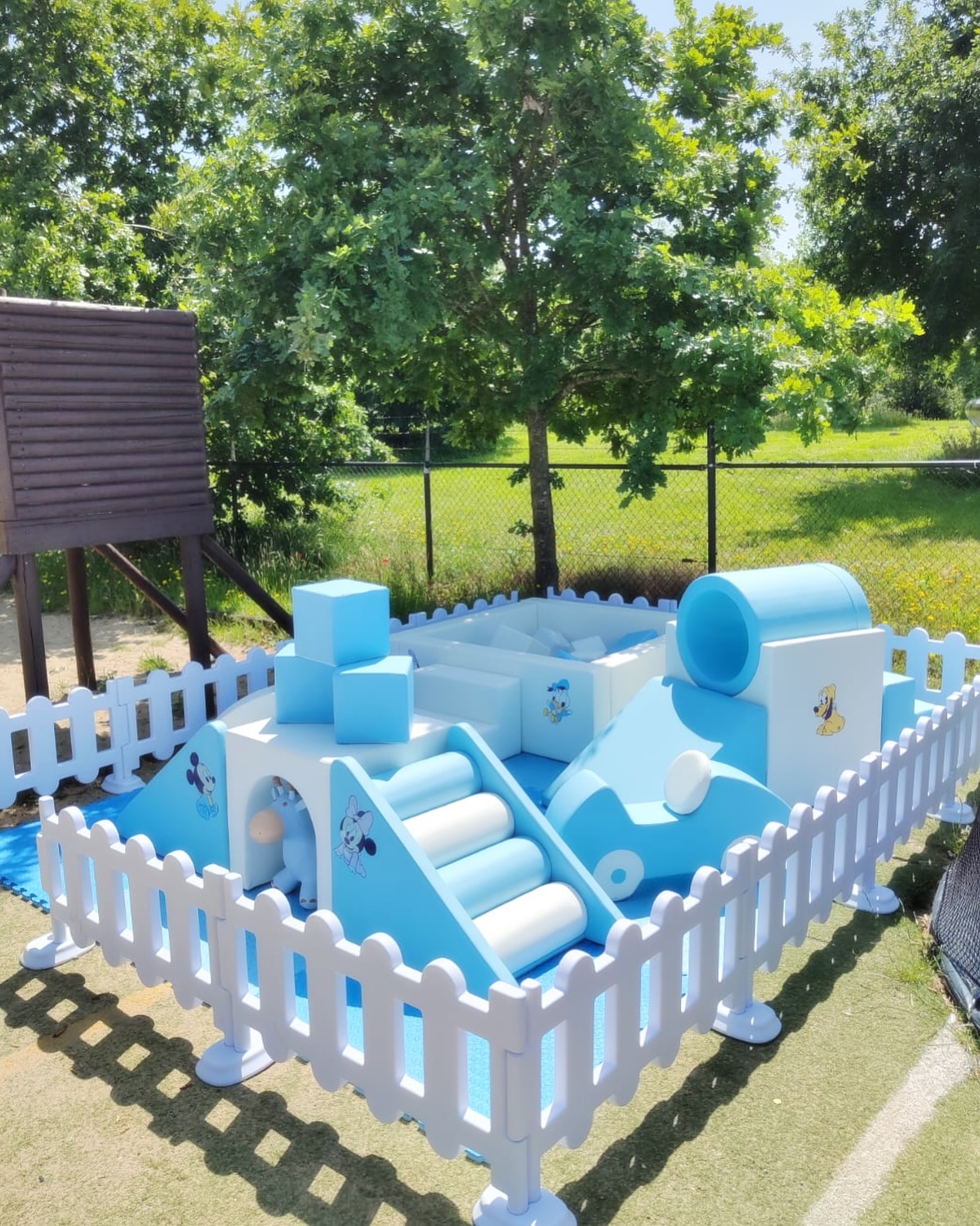 Today we helped celebrate a little boy’s first birthday with a custom Baby Disney themed setup at @pannenkoekenparadijshaarlem .
This soft play set is usually 20m², but we adjusted it to fit the available space while keeping it fun, safe and on theme. The soft blue tones and Disney details brought it all together nicely.
Summer is a great time for outdoor setups. Get in touch to book your party.
#SoftPlayRental #AmsterdamParties #MiniMunchkinsNL #FirstBirthdaySetup #CustomPartyDecor #KidsPartyRentalNL