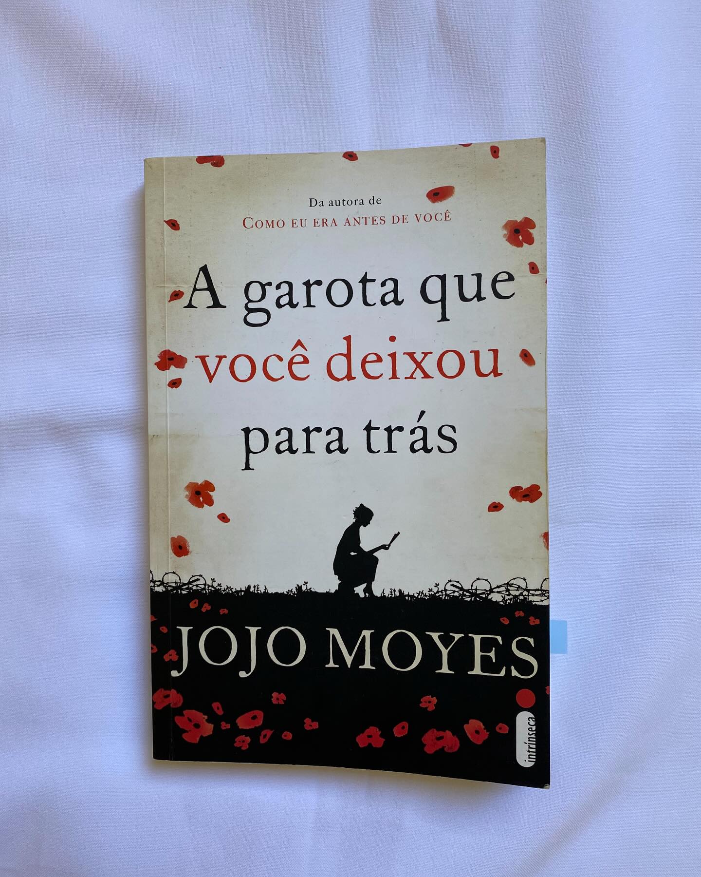 💌A Garota que Você Deixou para Trás
💌Já disse uma vez e volto a repetir, JoJo Moyes é o tipo de escritora que sabe incluir qualquer assunto em uma história, além disso, a uma história de romance. Em “A Garota que você Deixou para Trás” ela foi muito mais além do que poderíamos imaginar.
💌Neste romance embarcamos em uma história que viaja entre o passado e o presente. Começamos indo para a França em 1916 e voltamos para Londres em 2006, uma história separada por um século de duas mulheres que tiveram os seus destinos mudados para sempre com um simples ato no qual elas não tiveram culpa. Antes de chegarmos à história em si, temos que dar uma breve visita à França da Primeira Guerra Mundial.
💌A Primeira Guerra Mundial aconteceu entre os anos de 1914 a 1918, com o principal foco nos países da Europa. A escritora Jojo Moyes resgata mais o começo da Guerra, quando as tropas alemãs invadem o norte da França, na primeira fase da guerra, a chamada Guerra de Movimento, com o chamado Plano Schlieffen, elaborado pelo Alfred von Schlieffen para desestabilizar as tropas francesas e futuramente dominar a capital Paris.
💌Um pequeno spoiler seria que a França conseguiu impedir o plano dos alemães de avançar para Paris, dando início para a Guerra das Trincheiras, que duraria por quatro anos, até o final da Guerra, com a vitória da Tríplice Entente: formada por Rússia, Grã-Bretanha e França.
💌Com isso, conhecemos Sophie Lefèvre, uma jovem mulher que tenta manter a vida nos eixos durante a Guerra e cuida dos negócios da família, após o marido ter que servir ao exército, assim como a maioria das mulheres em St. Péronne, na região de Altos da França. Ali, a vida foi toda reformulada quando os alemães invadiram a cidade e tomaram conta das propriedades, dinheiro e comida. Sophie Lefèvre se vê no centro desse grande infortúnio, quando um dos Kommandant se agraciou por ela, e pela pintura que o seu esposo Édouard pintou dela no dia do seu casamento.
💌Leia a resenha completa no Blog: https://www.aultimaexclamacao.com/post/resenha-a-garota-que-voc%C3%AA-deixou-para-tr%C3%A1s-jojo-moyes
#jojomoyes #agarotaquevocêdeixouparatrás #intrinseca #books #primeiraquerramundial