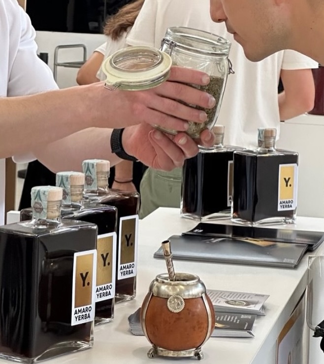 “Che cos’è la yerba mate?”
È una delle domande che ci sentiamo fare più spesso.
La risposta è semplice: è una pianta straordinaria.
Ricca di proprietà benefiche, la Yerba Mate in Sudamerica si consuma tradizionalmente in infusione, condivisa tra amici, nei momenti di pausa o come rito quotidiano.
Noi abbiamo scelto di usarla in purezza, senza additivi, per creare Amaro Yerba: un amaro unico, che parla delle nostre origini argentine e del legame con questa botanica eccezionale.
Solo yerba mate. Nient’altro.
#amaroyerba #yerbamate #amaro #amaroitaliano #argentina #mateargentino