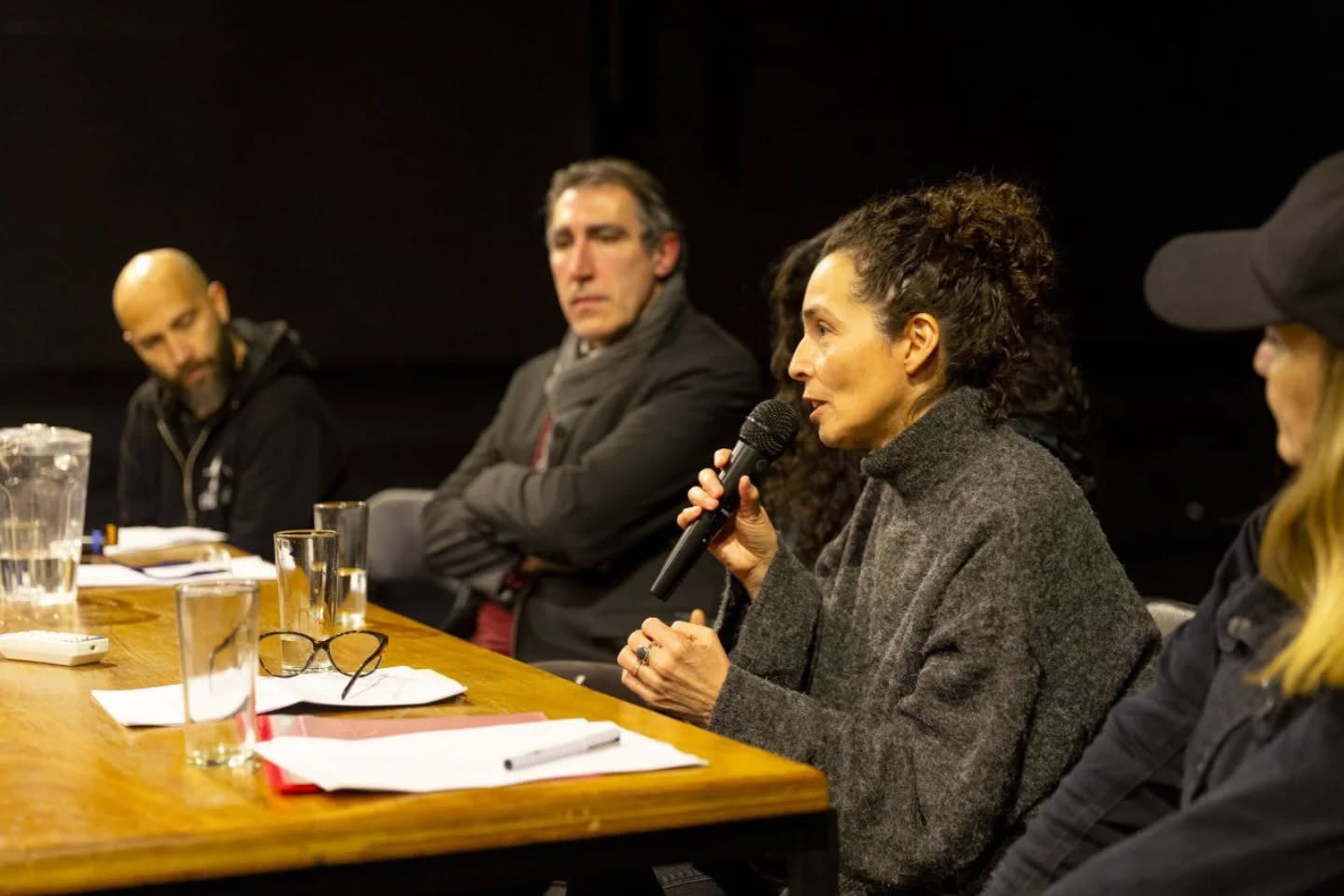 📸✨ CRIA Chiloé presente en el II Encuentro Nacional de la Red de Espacios de Residencias Creativas
El pasado 12 de junio, estuvimos en el Espacio Checoeslovaquia en Santiago, compartiendo experiencias, desafíos y sueños junto a diversos espacios de residencia del país. Un encuentro que nos permitió reflexionar sobre el ecosistema creativo nacional, fortalecer redes, fomentar el empleo digno y aportar colectivamente a las políticas culturales desde los territorios.
💬 Conversamos sobre modelos de gestión, creación situada, metodologías colaborativas y el profundo rol que cumplen las residencias en la descentralización del arte y la cultura.
🌿 Nos enorgullece ser parte de esta Red de Residencias junto a:
@ko_panqui · @cielosdelinfinito · @espaciotxawun · @criachiloe · @teatropuerto.cl · @centro_nave · @espacioflordeagua.cl · @checoeslovaquia
🗣️ Además, el encuentro contó con destacadas/os invitadas/os como:
@nonafernandez · @catadevia · @danzaciec y representantes del @goetheinstitut_chile · @institutofrances_chile · @ccesantiago · @liquenlab_magallanes
💛 Gracias a todas y todos quienes participaron de este importante espacio de diálogo y proyección.
📷 @nic.calderon
#ResidenciasCreativas #EcosistemaCreativo #RedDeResidencias #CulturaTerritorial #CRIAChiloé #Capanegra #ArteDesdeElTerritorio