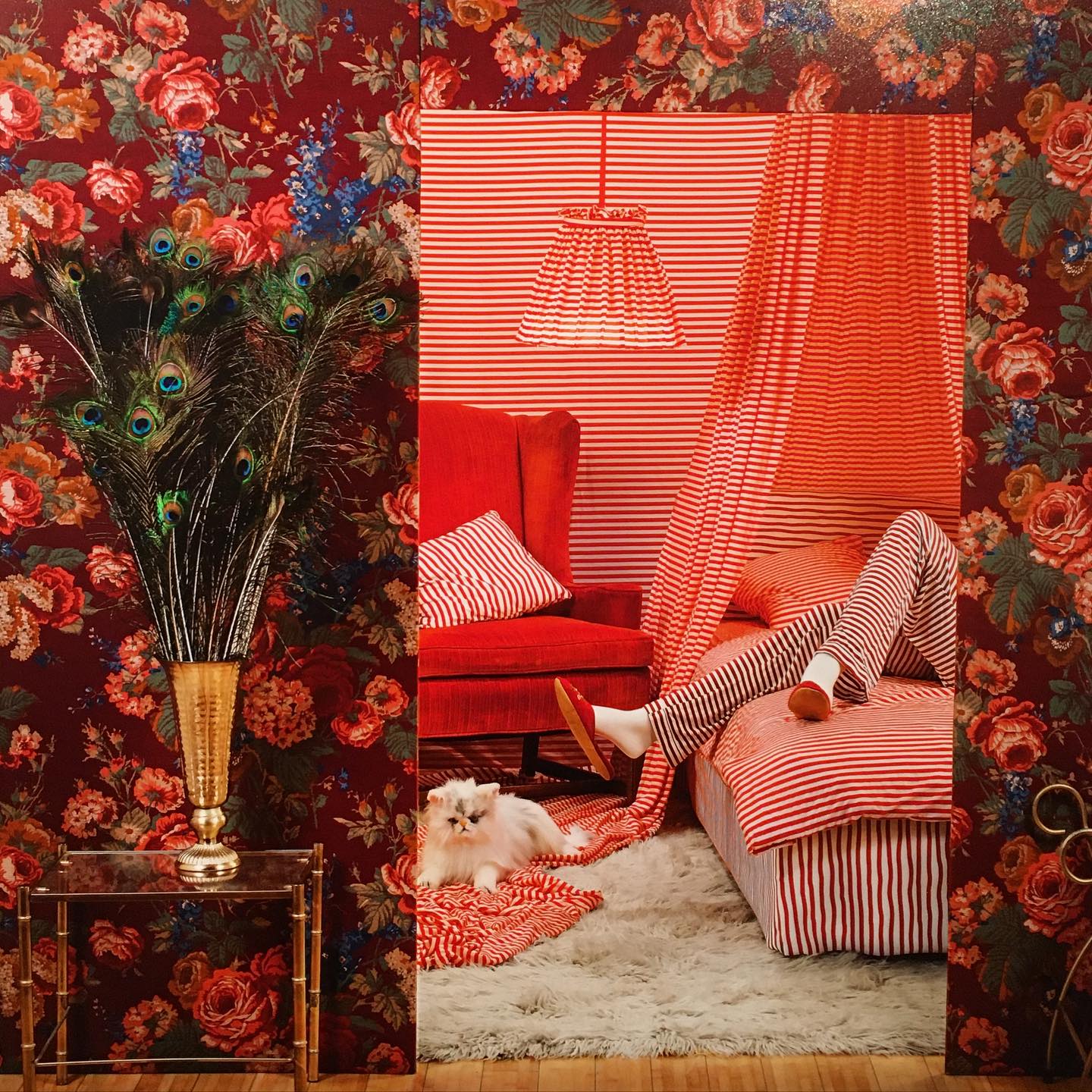 « Mais n’est-ce pas quelquefois dans l’oisiveté, dans le rêve, que la vérité noyée émerge quelque peu ? » Virginia Woolf, Une chambre à soi, 1929.
Ici 👉🏼 Œuvre photographique de l’artiste américaine Patty Carroll, intitulée « Red Bed » de la série « Anonymous women », courtesy @galerie_xii.
A découvrir dans l’exposition « Rêve ! » présentée à @campredonartetimage jusqu’au 12 octobre 2025.
#expositionreve #campredonartetimage @villedelislesurlasorgue @islesurlasorguetourisme #pattycarrollphotography #artenvaucluse #artcontemporain #artimmersif #photographiecontemporaine #unechambreasoi