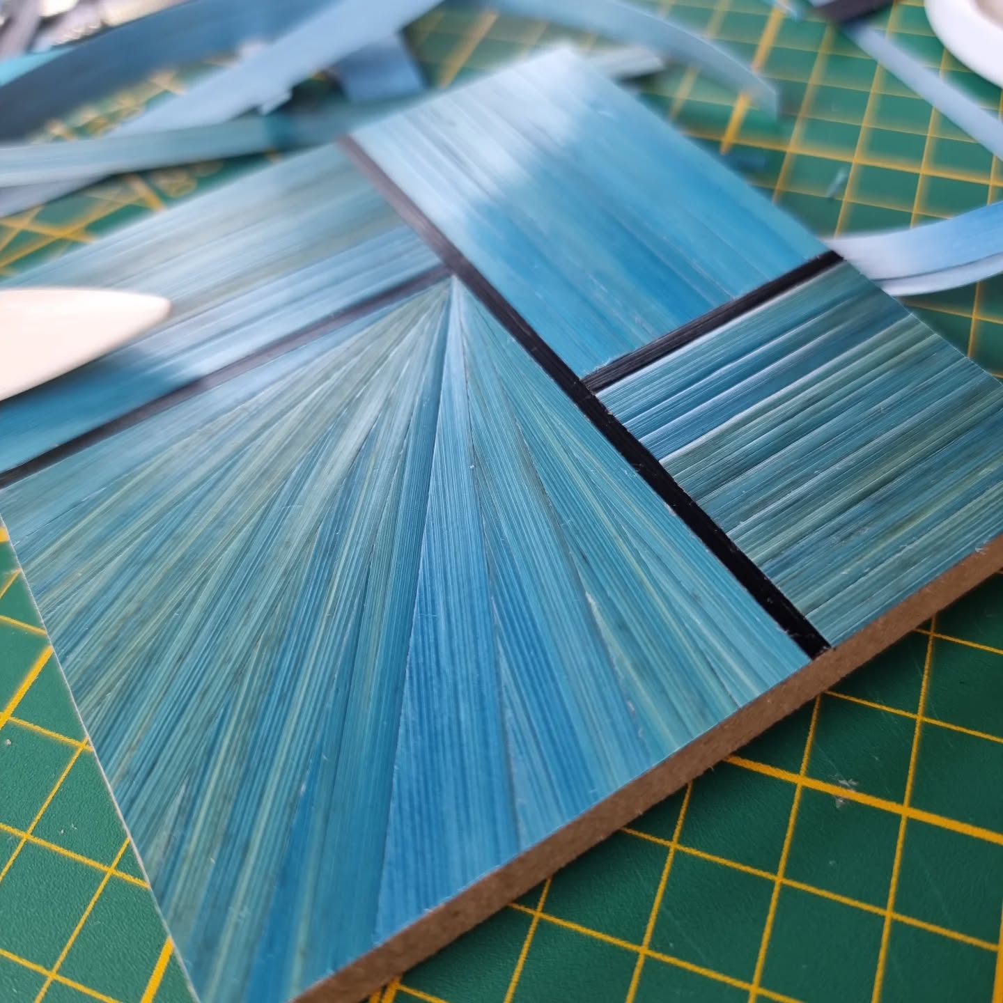 Amazing workshop with Séverine @marqueteriebarbieri yesterday. An introduction into marqueterie de paille - straw marquetry. I spent a lovely afternoon learning about this craft -very relaxing and I would really recommend you give it a try if you get chance.
What do you think of my efforts ?