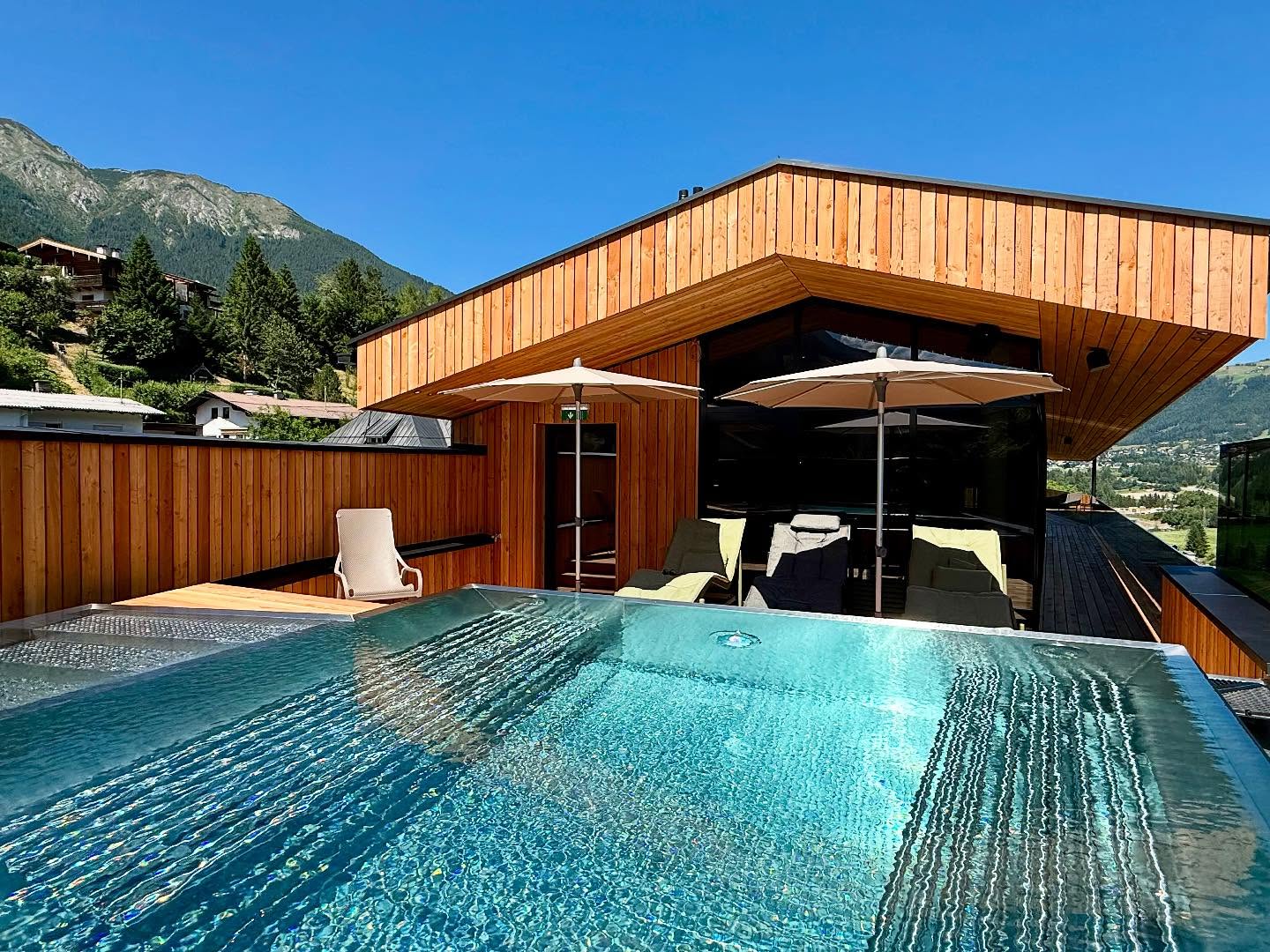 Rooftop Pool
Rooftop vibes mit Bergblick 🏔️💦
Unser beheizter Pool auf der Dachterrasse – ein Ort zum Abtauchen, Aufatmen & Ankommen.
#lärchenlodge #rooftoprelax #stubaital #poolwithaview