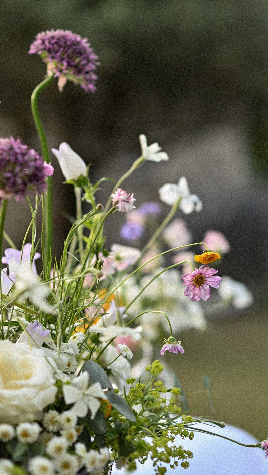 Petit aperçu du superbe mariage de ce week-end dans ce lieu incroyable @ledomainedurey dans lequel je rêvais depuis longtemps de faire un mariage 🤍. Merci encore à mes petits mariés pour leur confiance!