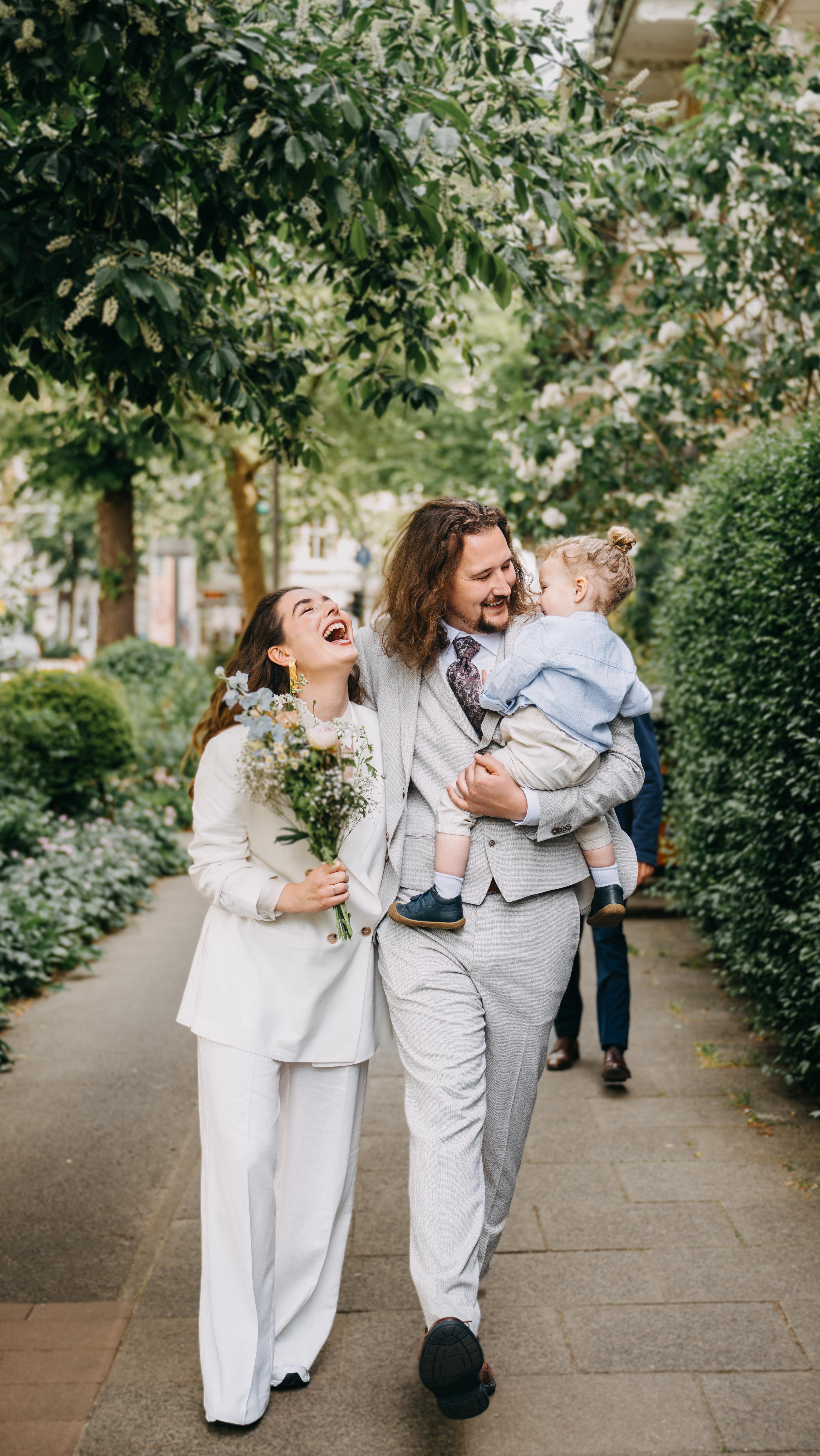 Ich beschäftige mich schon lange mit dem Thema Schuld – vor allem, seit ich Mutter bin. Ein Thema, das so tief sitzt, so relevant ist, so viel Schmerz bringt. Etwas, an dem ich seit Jahren arbeite – bei mir selbst, in meiner Begleitung, mit meinen Klient:innen. Und in den letzten Wochen konnte ich die Stimme der Schuld so klar hören, ohne ihr zu glauben. Ich habe sie wahrgenommen. Ganz deutlich. Ich konnte sie beobachten, wie von außen. Ich habe ihr Raum gelassen, ohne ihr Macht zu geben. Und ich habe festgestellt: Ich muss dieser Stimme nicht mehr folgen, um mich sicher zu fühlen. Ich darf wählen, wem ich glaube. Und dieses Mal habe ich mir selbst geglaubt. Meinem Körper. Meiner Freude. Meinem Ja. Und genau da ist mir auch nochmal bewusst geworden, wie tief dieses Muster sitzt – wie sehr Freude, Genuss, Fülle an Bedingungen geknüpft sind. Dass Pleasure (vermeintlich) nicht einfach sein darf, sondern etwas ist, das man sich verdienen muss. Wir sagen oft „guilty pleasure“.
Aber was wir wirklich meinen, ist etwas ganz anderes:
„Ich sehne mich – aber ich traue mich nicht ganz.“
„Ich spüre – aber ich weiß nicht, ob ich darf.“
„Ich nehme – und schäme mich.“
Weil: Wenn ich mich wenigstens ein bisschen dafür schäme, dann ist es irgendwie okay?
Dann fühlt es sich weniger egoistisch an? Weniger „zu viel“?
Fast so, als würde die Schuld den Genuss ausgleichen. Als wäre das schlechte Gewissen die Eintrittskarte, damit ich mir überhaupt etwas Schönes erlauben darf. Aber genau das ist das Muster, das wir durchbrechen dürfen. Denn Pleasure braucht keine Rechtfertigung. Keinen Ausgleich. Kein Wenn und Aber. Sie darf da sein. Einfach so. Weil du da bist.
Guilty Pleasure. Was für ein beschissenes Konzept, oder?
Ich glaube, es ist an der Zeit, das zu hinterfragen. Ich will mich nicht mehr rechtfertigen müssen für das, was sich gut anfühlt, sondern stattdessen einen neuen Begriff einführen:
✨Sacred Pleasure✨
In meinem Blogbeitrag erzähle ich, was ich damit meine –
und warum ich glaube, dass wir uns unser Verhältnis zu Genuss zurückholen dürfen.
Link ist in der Bio.
Amore
Paula
Foto: @atelier_bollag