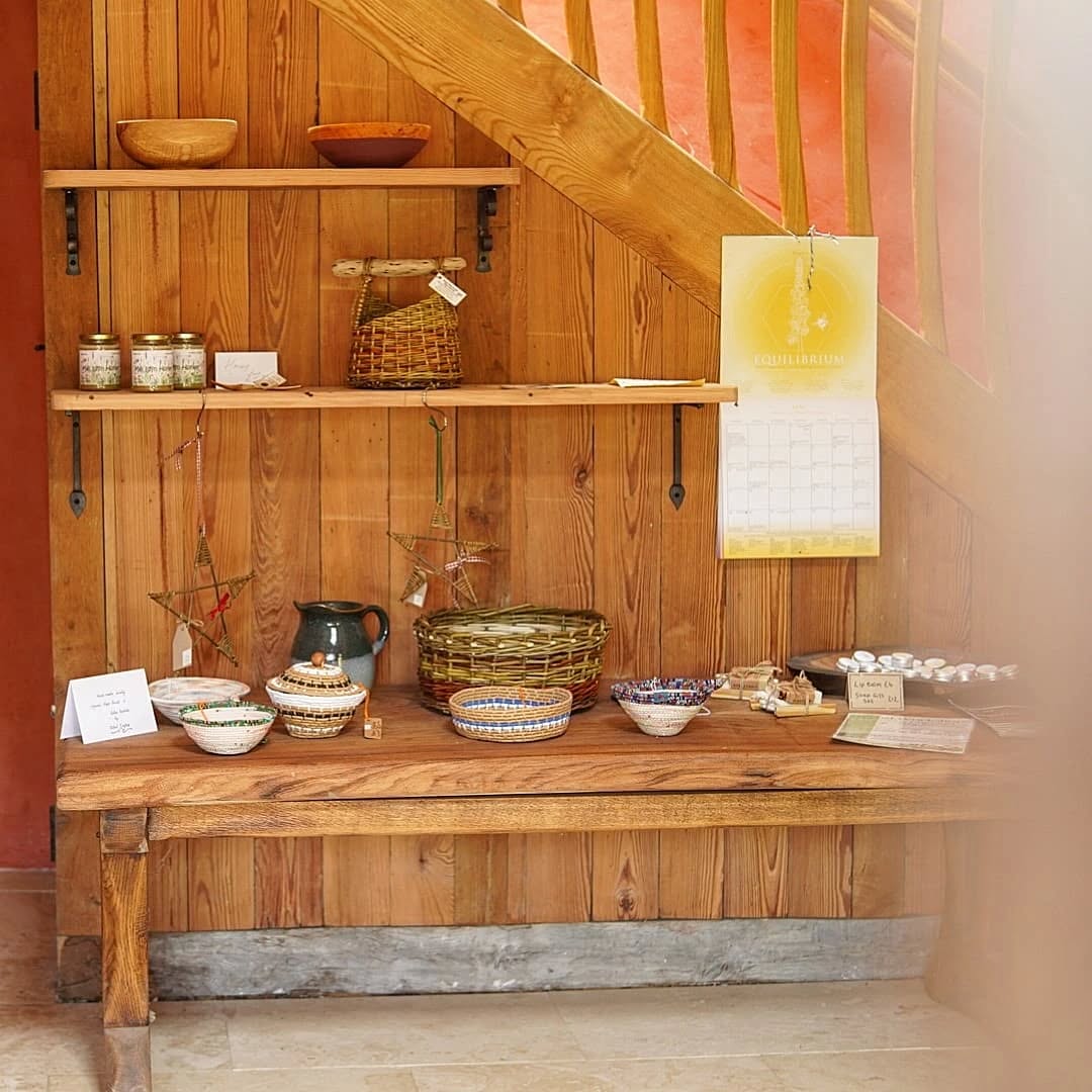 Siop Y Felin
In the Cafe foyer & the thatched shop
Full of crafts made locally by hand
There's organic fruit & veg, alongside organic wholefoods to be bought there also🌱
Open everyday 10 - 6
...
Yng nghyntedd y caffi ac yn y siop tô gwellt
Llawn chrefftwaith wedi'i gwneud â llaw yn lleol
Mae llysiau a ffrwythau organig ynhyd a bwydydd cyflawn organig hefyd ar gael i'w brynnu yno!
Ar agor pob diwrnod o 10 - 6