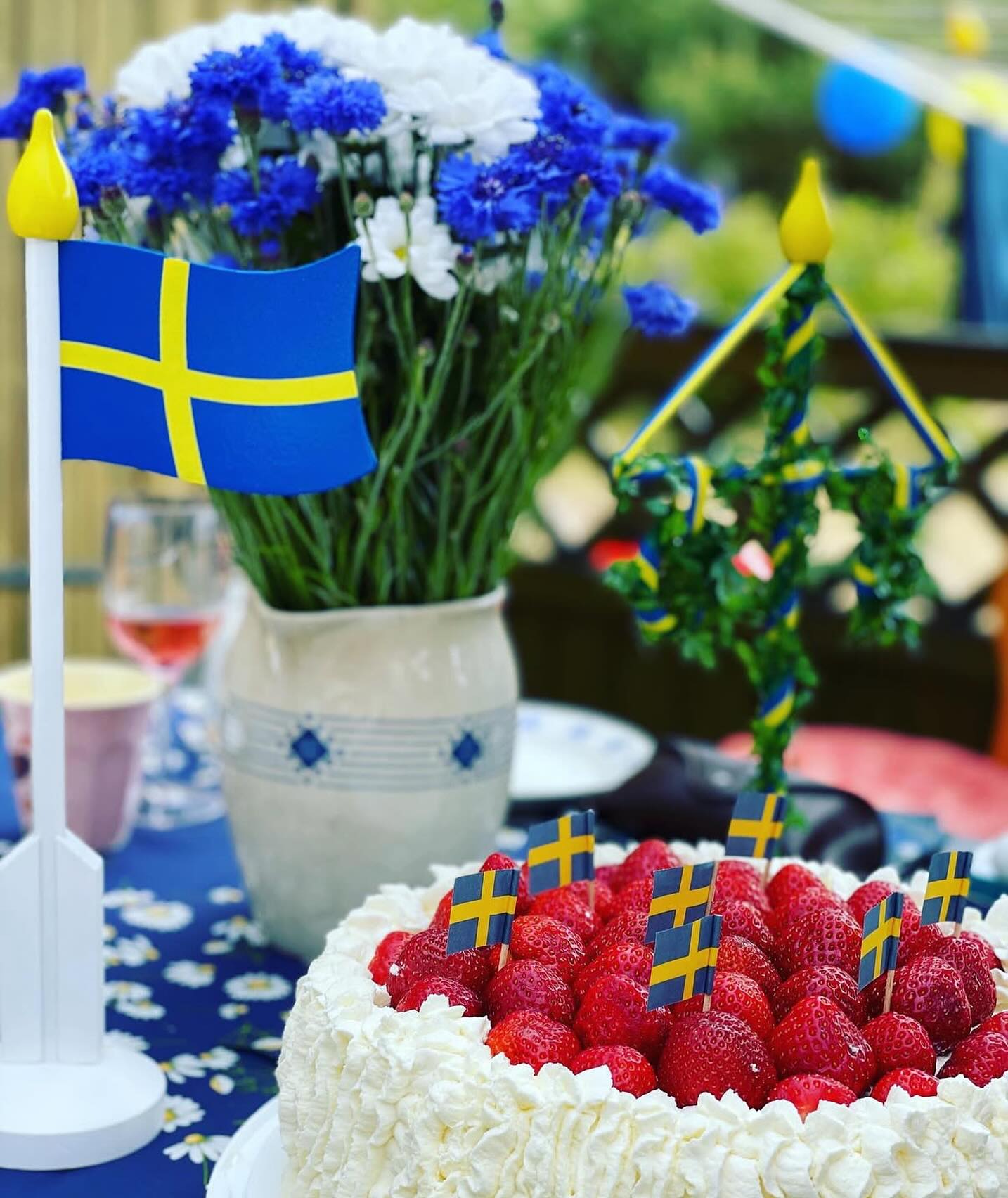 Glad Midsommar önska vi alla kunder och följare! 🇸🇪🥰 🇸🇪 Njut av helgen och det fantastiska vädret. Vi öppnar igen på måndag kl. 10.00 🥰 Kram #salongengelbrektsgatan12 #lillatorg @hairbytanyaswe @jandy.1981
