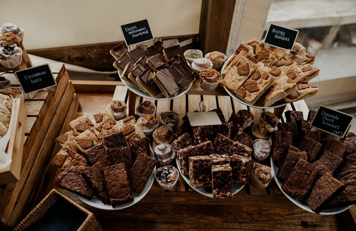 📸 @bubearphotography
Shannon + Danny picked a dessert table of all their favorite things for their wedding earlier this year at @barnsatredcoats and it was the dessert table of dreams 😍
They really made sure that they had all of their favorites from blondies, millionaires, brownies and rocky roads in their chosen flavours 🙌🏻
Shannon sent me a preview of their photos and I can’t not put it on the grid 💕
If you wanna chat dessert tables and your cake your way drop me a DM limited spaces for 2025 and half 2026 wedding dates booked in already 🕺🪩