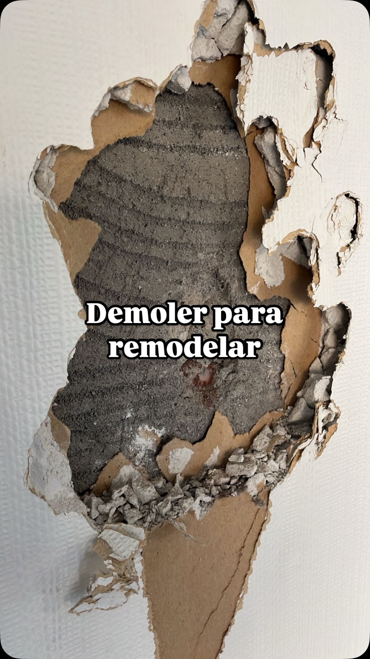 🛠️ ¿Remodelar? Antes de romper, hay que entender.
Estudiar la edificación existente antes de diseñar es clave para una remodelación segura y bien planificada.
En este reel te mostramos parte de nuestro proceso:
✅ Estudio de planos originales
✅ Identificación de muros estructurales, vigas y tabiques
✅ Verificación en terreno
✅ Coordinación entre arquitectos e ingenieros estructurales
✅ Demoliciones sin alterar la estructura
Todo esto nos permite avanzar con seguridad, optimizar recursos y evitar errores costosos.
💡 también es clave preocuparse por los vecinos y los horarios establecidos para ruidos estipulados en la copropiedad : ruidos y coordinación con la comunidad… eso lo dejaremos para otro reel.
#arquitectura #chile #construccion #remodelar #obras #reforma
