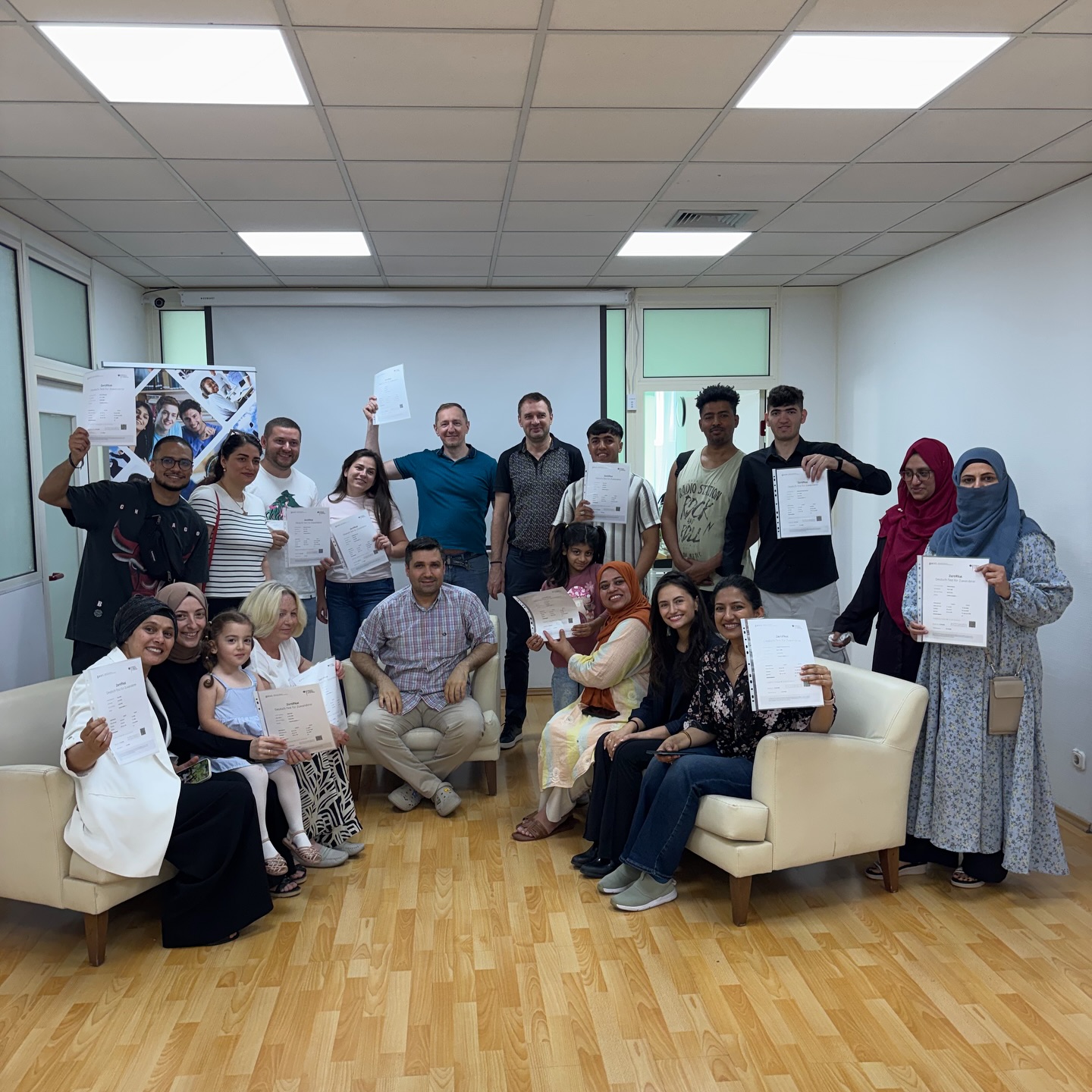 Die IK 372 hat ihre gemeinsame Zeit mit einer stimmungsvollen Abschiedsparty beendet. đ¤ Wir wĂźnschen den Teilnehmern viel Erfolg fĂźr ihre Zukunft und bedanken uns herzlich bei Herrn Demirci fĂźr seine UnterstĂźtzung! đđ
â˘
â˘
â˘
#avicenna #sprachkurs #deutsch #deutschlernen