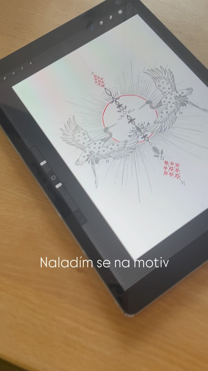 Pojď se se mnou podívat na můj tetovací den.
Volavky přes hrudník — symbol transformace a svobody. Každé vědomé tetování je rituálem přechodu, ne jen obrázkem na kůži. Dnes jsem měla tu čest vtisknout tento symbol nových začátků přímo nad srdeční centrum a odstartovat tak novou etapu života🪶✨
Moc se těším na to, co tento silný motiv Kačce přinese ✨
#vedometetovani #transformace #volavky #ritualnitetovani