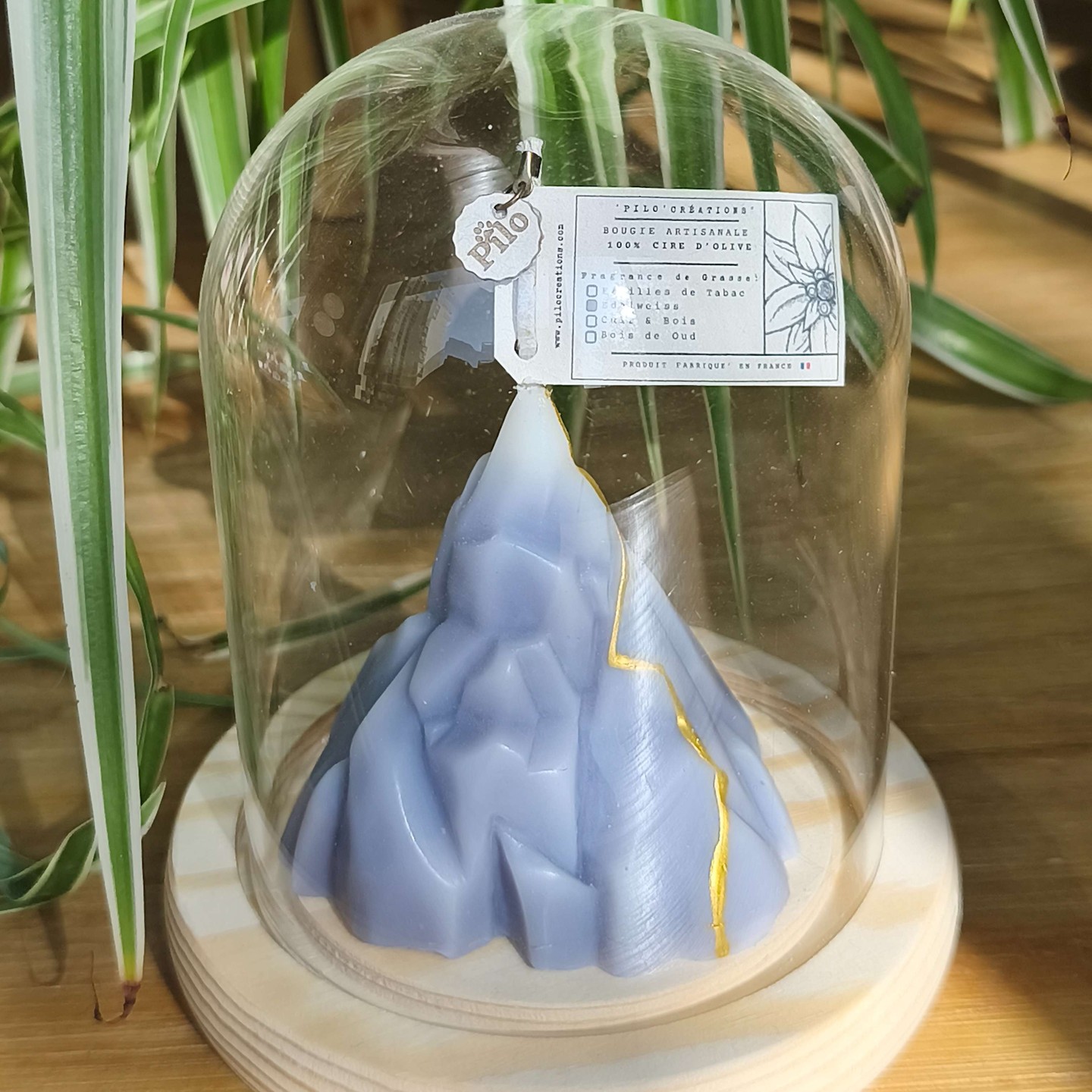 🏔️ Une montagne.
💛 Une faille dorée.
🕯️ Une lumière douce.
Cette bougie rend hommage au kintsugi — l’art de réparer avec de l’or, de sublimer l’imperfection, de redonner du sens aux traces du passé.
Un objet brut et sensible, comme on les aime.
👉 À retrouver dans la collection Totem pour hommes, sur www.pilocreations.com
#DécoQuiRaconte 🧠 #KintsugiSpirit ✨ #ObjetsSinguliers 🎁 #CadeauAvecDuSens 💝
#PiloCréations 🕯️ #MadeInFrance 🇫🇷 #DécoMinimaliste 🖤 #ConceptStoreLover 🛍️ #CireDOliveNaturelle 🌿