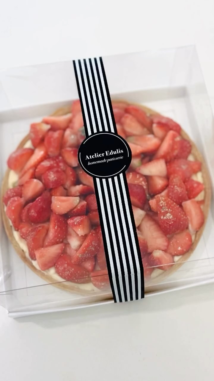 Better than strawberries 🍓 Order via bio link #strawberrytart #coffeefoodbites #caketime #denhaagfoodie #thehaguefood #lekkeretenendrinken #gebakjes #enjoyfood #patisserie #cakegram #strawberrycake🍓
