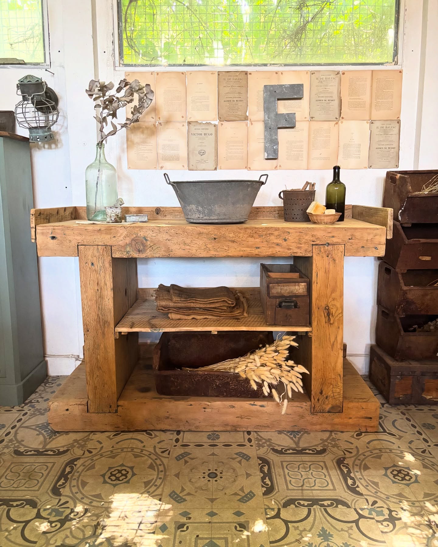 💛 Déjà adopté
Il avait néanmoins sa place par ici…
Une superbe pièce, unique, tout en sapin massif, sûrement l’établi le plus costaud que l’on ait croisé jusqu’ici !
Il part vivre sa nouvelle vie comme meuble vasque dans une petite salle de bains.
Merci à nos clients pour leur confiance
#brocante #etabli #meubledem