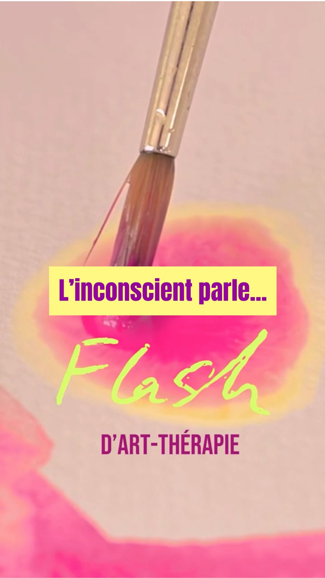 Elle pouvait pas, ni dans son corps ni dans sa tête, c’était bloqué de partout !
Une cliente vivait une situation familiale difficile.
Je lui ai proposé de peindre ce qu’elle ressentait.
Elle a créé, en silence.
Puis, elle m’a parlé de ce qui s’était passé en elle pendant la création.
Et moi, je lui ai partagé ce que j’avais observé et ressenti lorsqu’elle créait.
En écoutant ses émotions, pour elle, une couleur représentait toute sa colère.
Etonnant pour elle car elle croyait avoir juste beaucoup de tristesse.
Mais là, elle comprenait toute l’ampleur de ce qu’elle portait.
Le temps de l’atelier prenait fin alors je lui ai demandé :
Tu aimerais apaiser un peu cette situation, aujourd’hui ?
Elle a dit oui.
Quelle couleur t’évoque l’apaisement ?
Elle a choisi.
Et je lui ai proposé de la peindre par-dessus la couleur de la colère.
Mais… elle n’a pas pu.
Pas parce que c’était compliqué techniquement.
Changer une couleur, c’est simple…
Mais parce que ce n’était pas encore le moment.
Physiquement, par son geste elle ne le pouvait pas
Psychiquement, elle ne le pouvait pas non plus car les deux sont liés!
Elle comprit alors qu’elle avait encore besoin de sa colère.
Pour poser ses limites.
Conclusion :
L’inconscient parle. Le geste répond… ou pas !
C’était… la minute flash d’art-thérapie.
#artthérapie #santémentale #confianceensoi #intuition #transformation #création #arttherapievibratoire