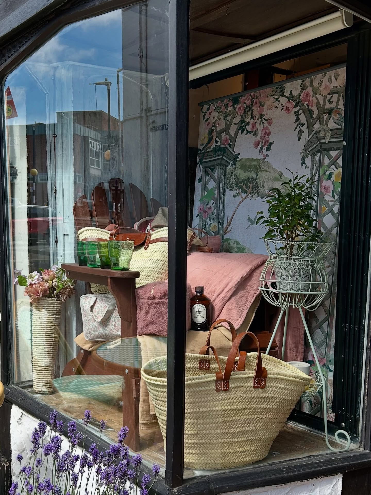 The new windows are an invitation to relax but we are not on holiday yet at Chic et tralala! The shop will be open all Summer and on Sunny Sundays from 11am until 1.30pm, starting 29th June!