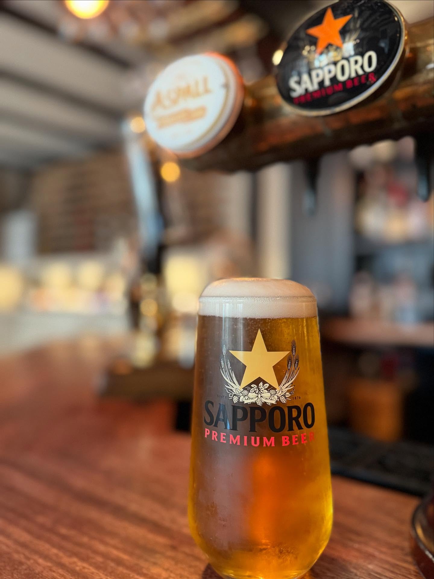 Come and get me, said Sapporo ! Fresh on today @kingsheadbildeston - Delightfully crisp Premium Japanese Lager for your enjoyment in our little garden sun trap ☀️🇯🇵