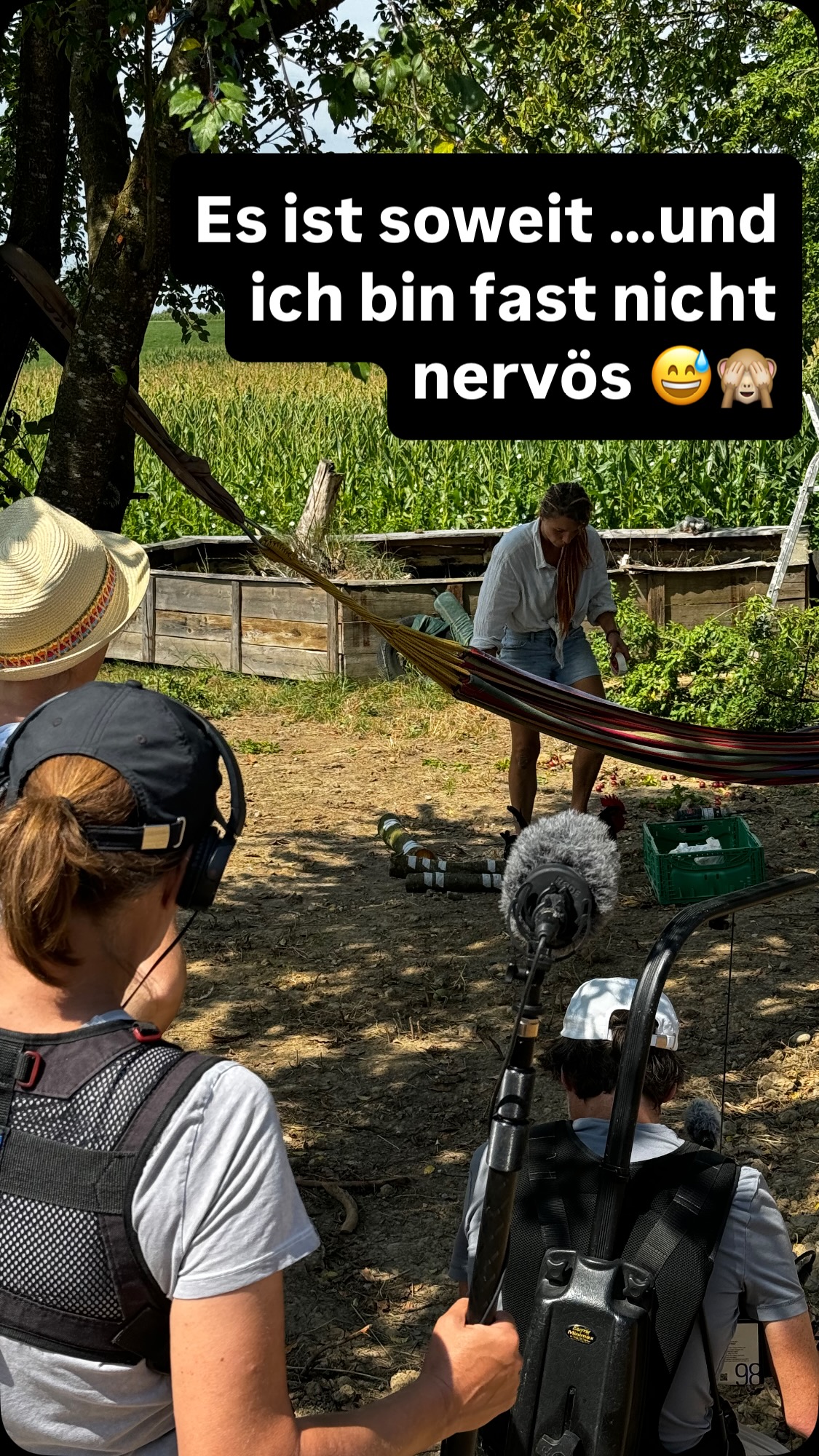 Wow ich bin so gespannt, und auch schon wirklich nervös auf die Reaktionen von euch.
Letztes Jahr wurde ja Lust aufs Land bei uns gedreht und ab sofort ist unsere Folge in der ARD Mediathek verfügbar.
Ich hoffe ihr habt so viel Freude beim ansehen wie wir damals beim Dreh.
Was in dem Clip leider zu kurz kam, ich aber an der Stelle auf jeden Fall nachholen möchte ist ohne wie viele einzigartige, besondere Menschen das alles nicht möglich gewesen wäre.
Wie viele Freunde, Familie, Nachbarn und auch fremde Menschen uns unterstützt haben ist unglaublich, und dafür bin ich unglaublich dankbar und stolz.
DANKE für euren Einsatz und Beitrag ohne euch wäre so viel nicht möglich gewesen!
Wir sind weit weg von perfekt, aber lernen mit jeder Saison extrem viel dazu und geben jeden Tag unser Bestes 🤗
Neue Wege zu gehen ist oft ein bisschen beängstigend und mit viel Arbeit verbunden, jedoch ist der Weg oft schöner als man ihn sich ursprünglich vorgestellt hat
Also wie versprochen der Link:
https://www.ardmediathek.de/video/lust-aufs-land-bayerische-hofgeschichten/von-laemmern-und-schnecken/br/Y3JpZDovL2JyLmRlL2Jyb2FkY2FzdC9GMjAyNFdPMDA0NjcwQTA
#permakultur #passau #regional #landkreispassau #farmlife #bauernhof #bio #vielfalt #br #ard #ardmediathek #lustaufsland #landwirtschaft #neuefolge #aufgeregtundglücklich #landleben #leidenschaft #herz #neuewege #weinbergschnecke #buntleger #hof #enten #gemüse #obst #streuobstwiese #naturschutz #hecke