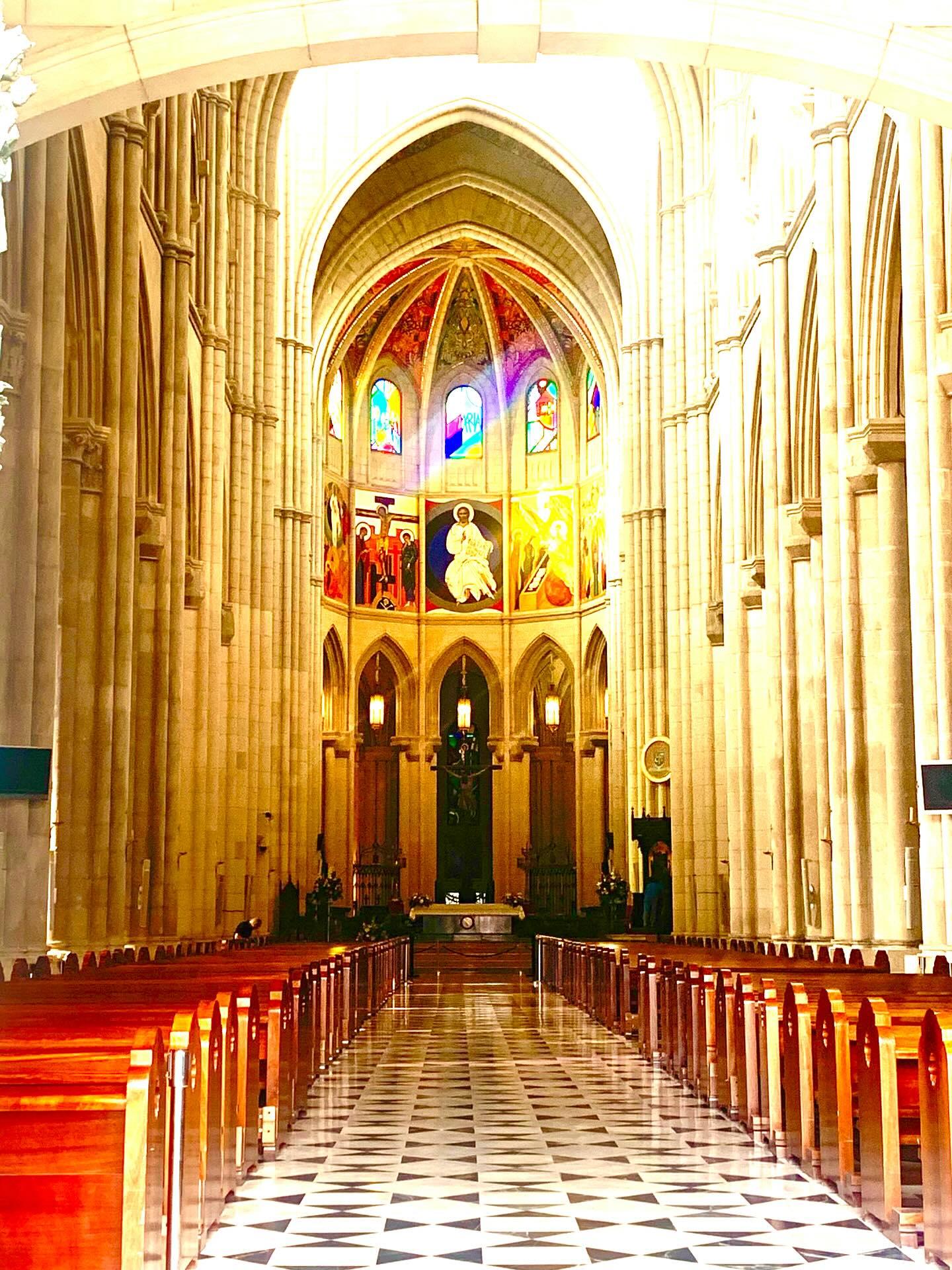 Mientras limpian la Catedral de la Almudena, la luz de la mañana
