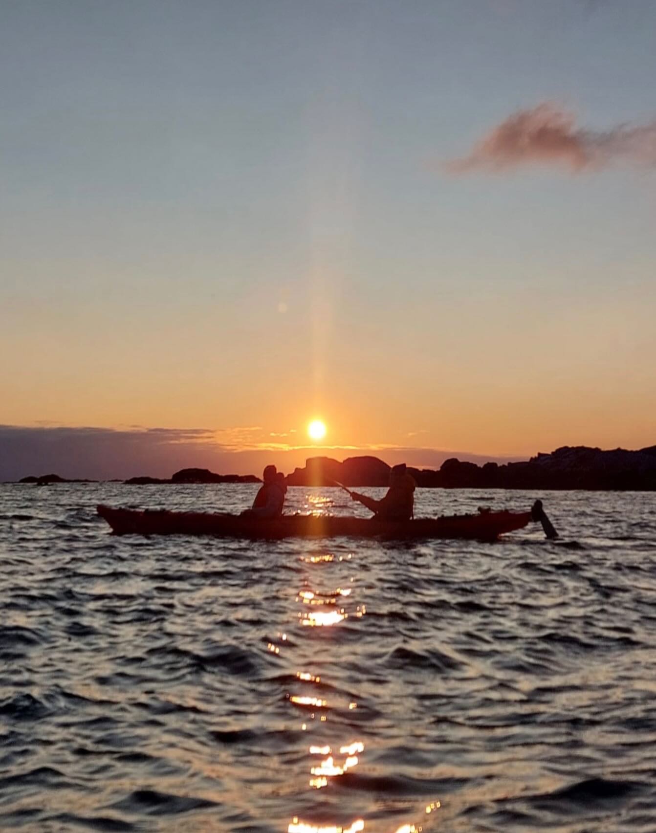 Kayak sous le soleil de minuit ☀️
Ici, au nord de la Norvège, le soleil ne se couche pas en cette saison : il tourne lentement au-dessus de l’horizon, inondant la mer de lumière même à minuit. Alors pour célébrer le solstice d’été, quoi de mieux que pagayer sous ce ciel doré, dans un fjord endormi des îles Lofoten… avec la famille venue d’Alsace !